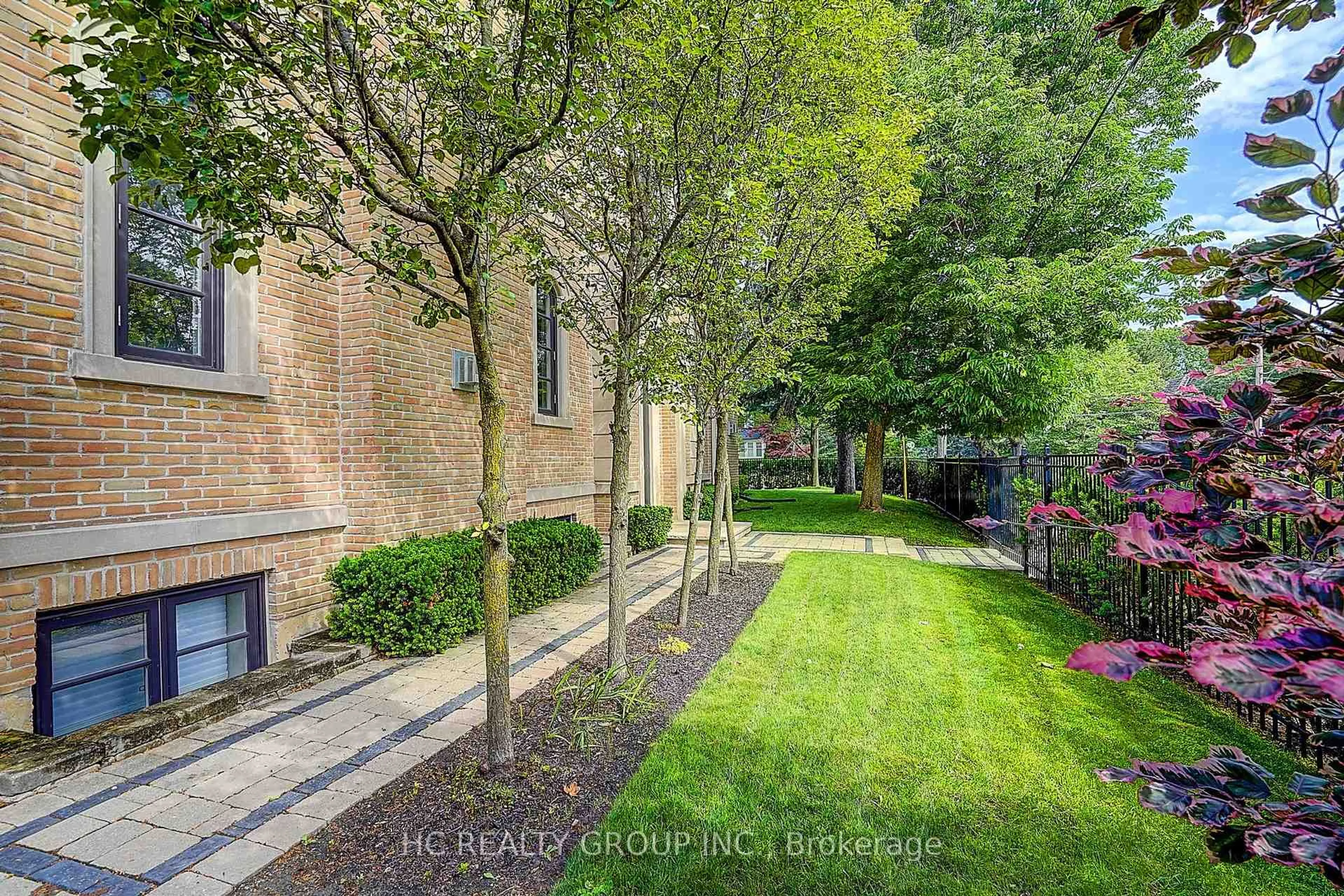 A pic from outside/outdoor area/front of a property/back of a property/a pic from drone, street for 119 Strathallan Blvd, Toronto Ontario M5N 1S9