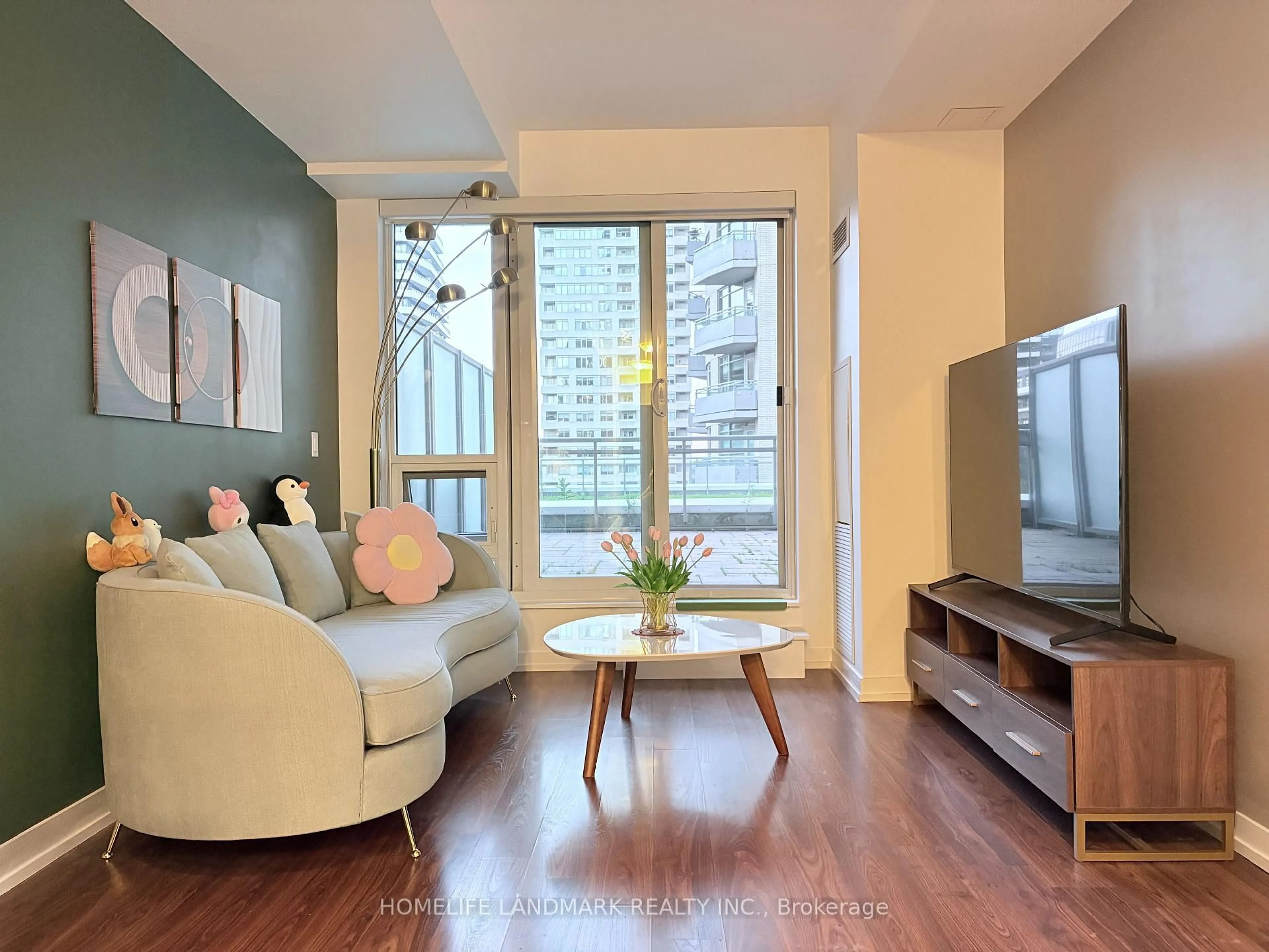 Living room with furniture, wood/laminate floor for 98 Lillian St #527, Toronto Ontario M4S 0A5