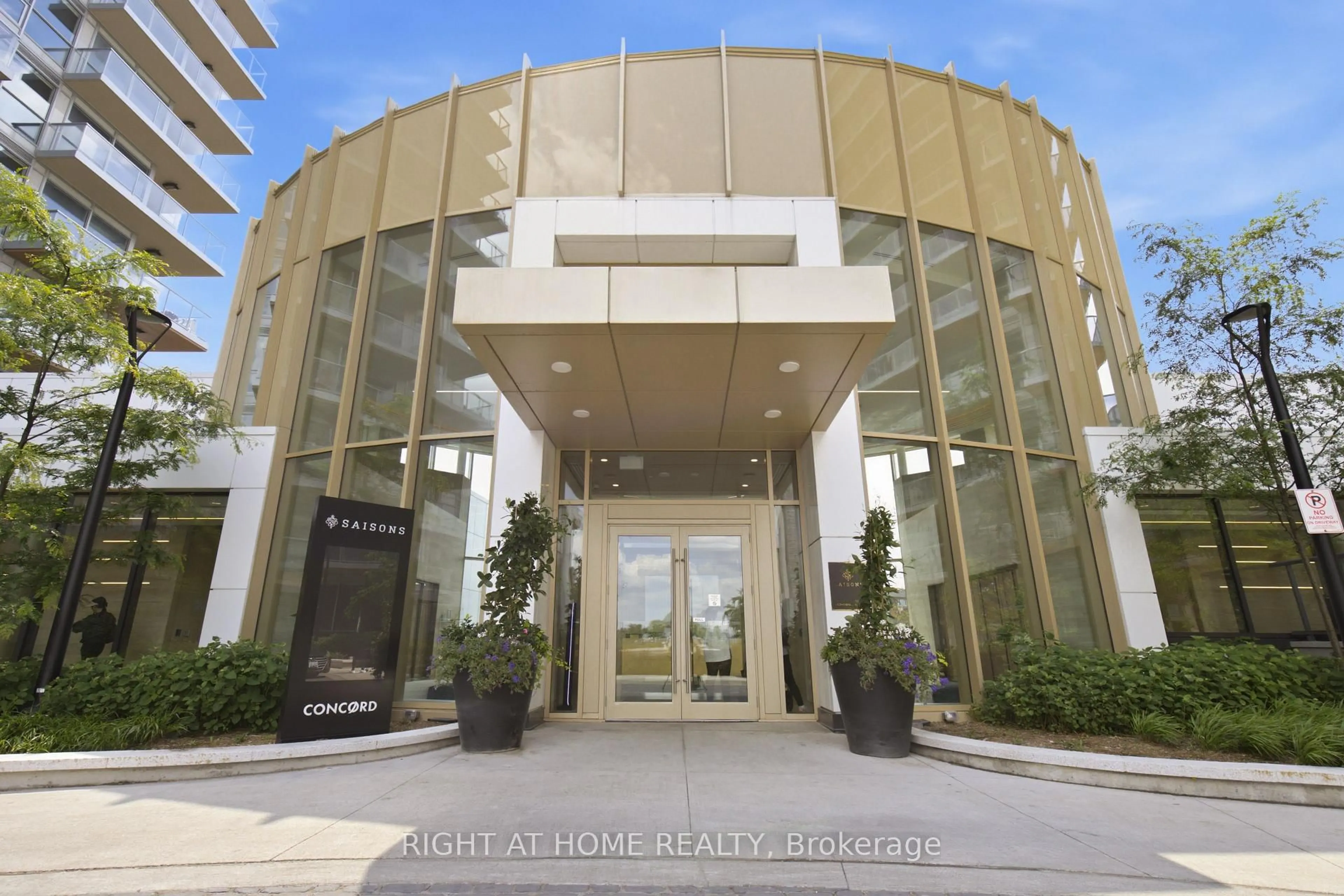 Indoor foyer for 25 McMahon Dr #2107, Toronto Ontario M2K 0J1