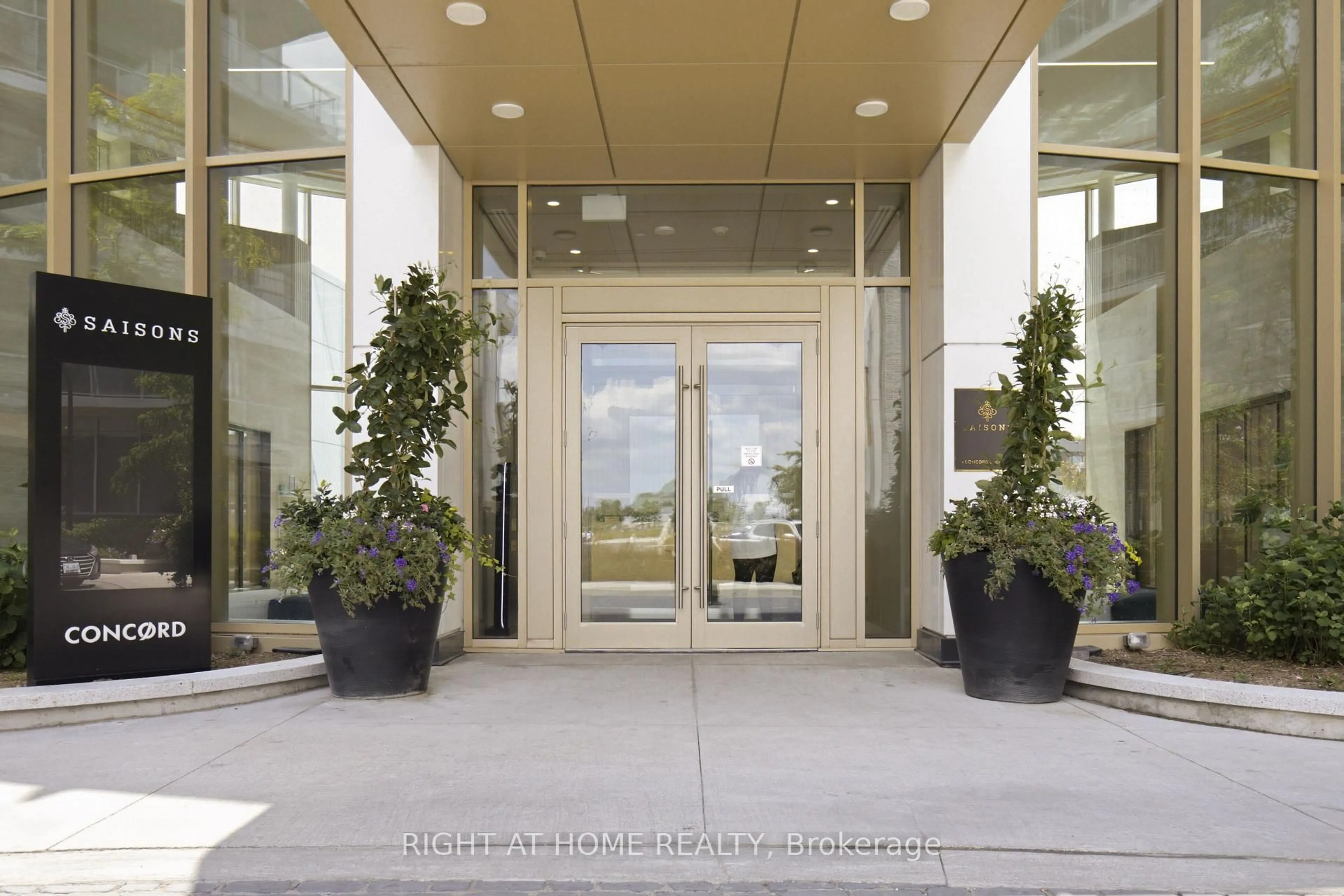 Indoor foyer for 25 McMahon Dr #2107, Toronto Ontario M2K 0J1