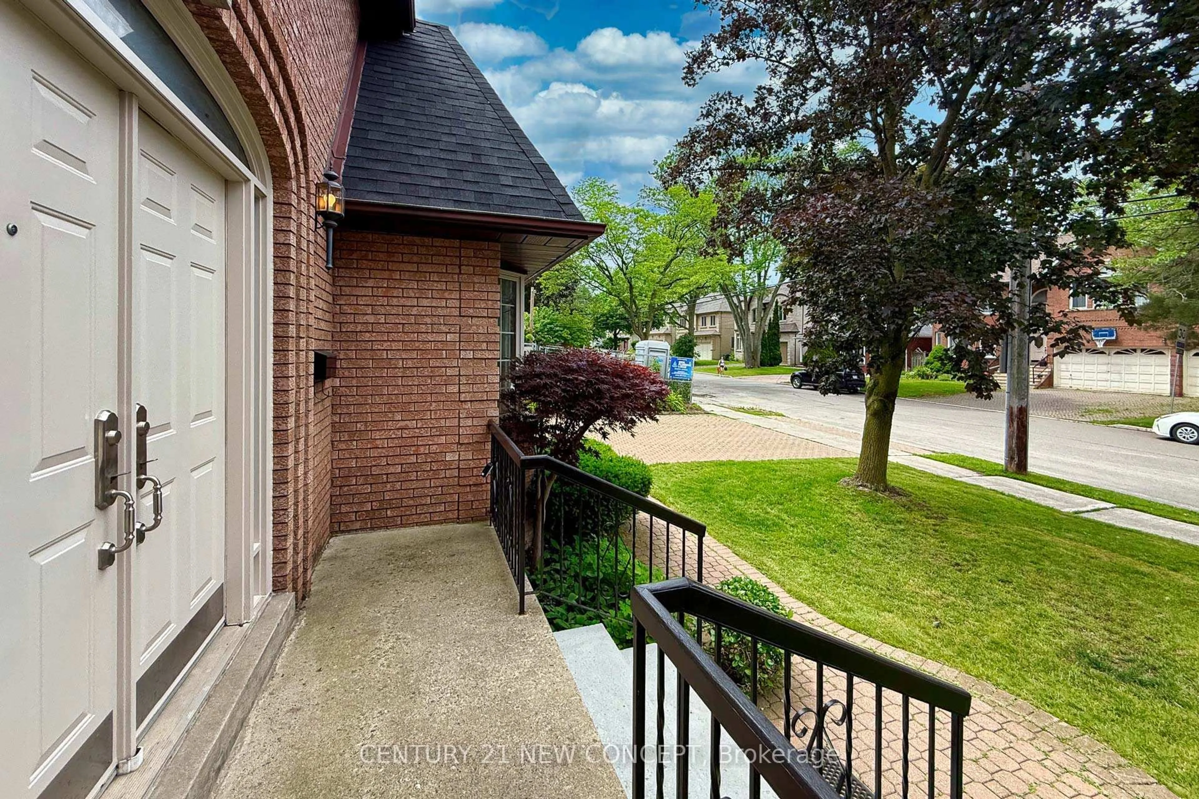 Patio, street for 351 Byng Ave, Toronto Ontario M2N 4L7