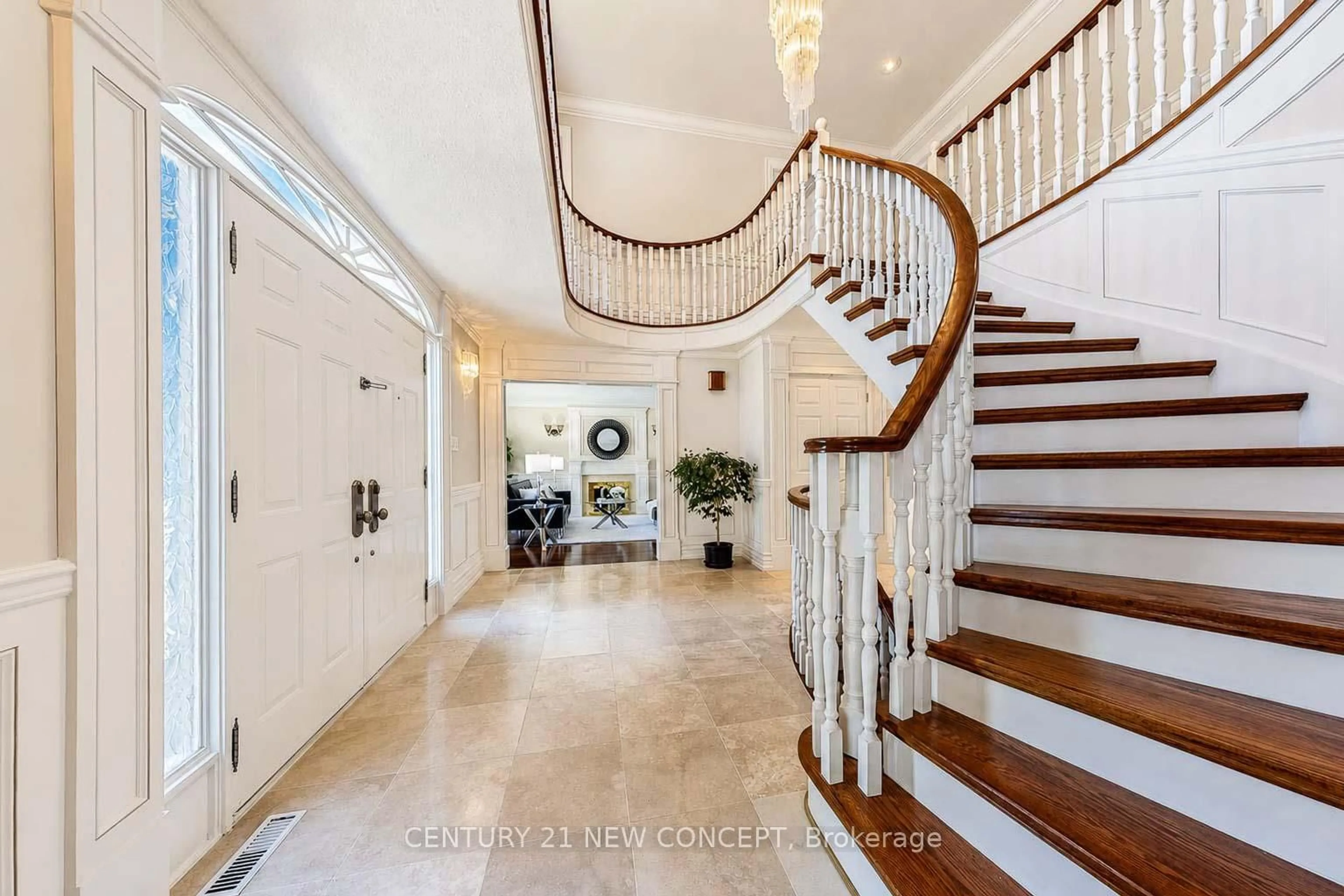 Indoor foyer for 351 Byng Ave, Toronto Ontario M2N 4L7