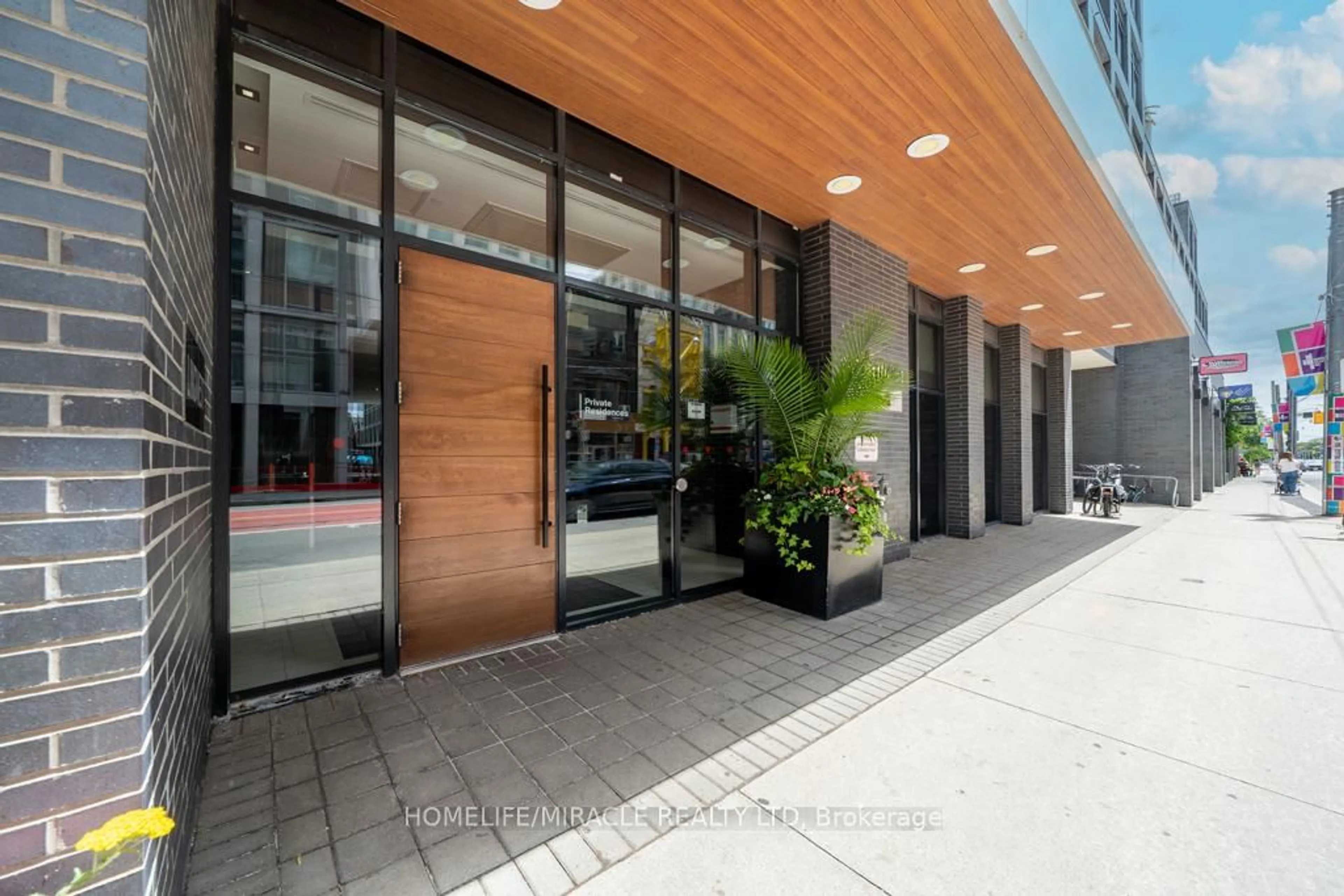 Indoor foyer for 783 Bathurst St #206, Toronto Ontario M5S 0A8
