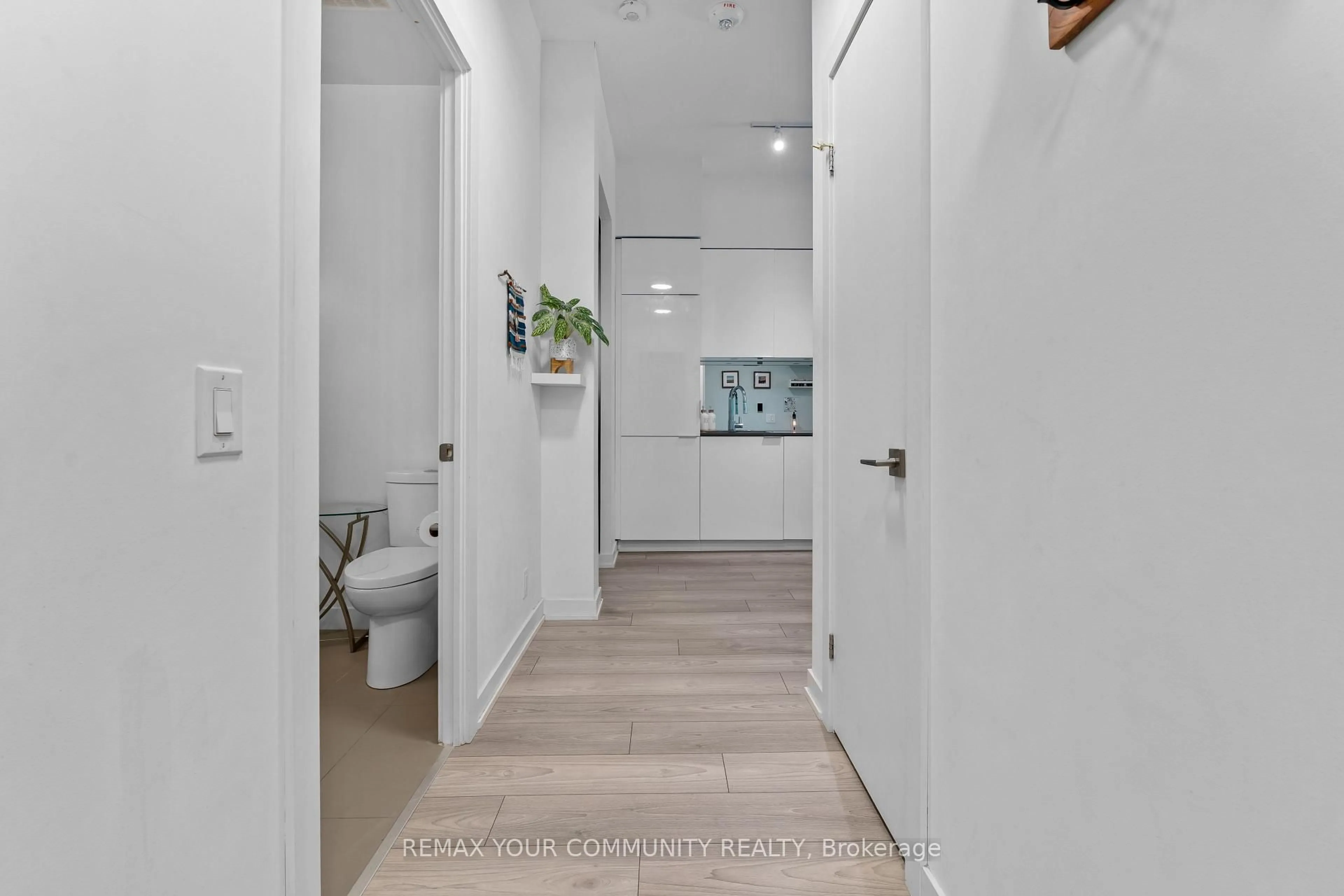 Indoor entryway for 609 Avenue Rd #201, Toronto Ontario M4V 0B1