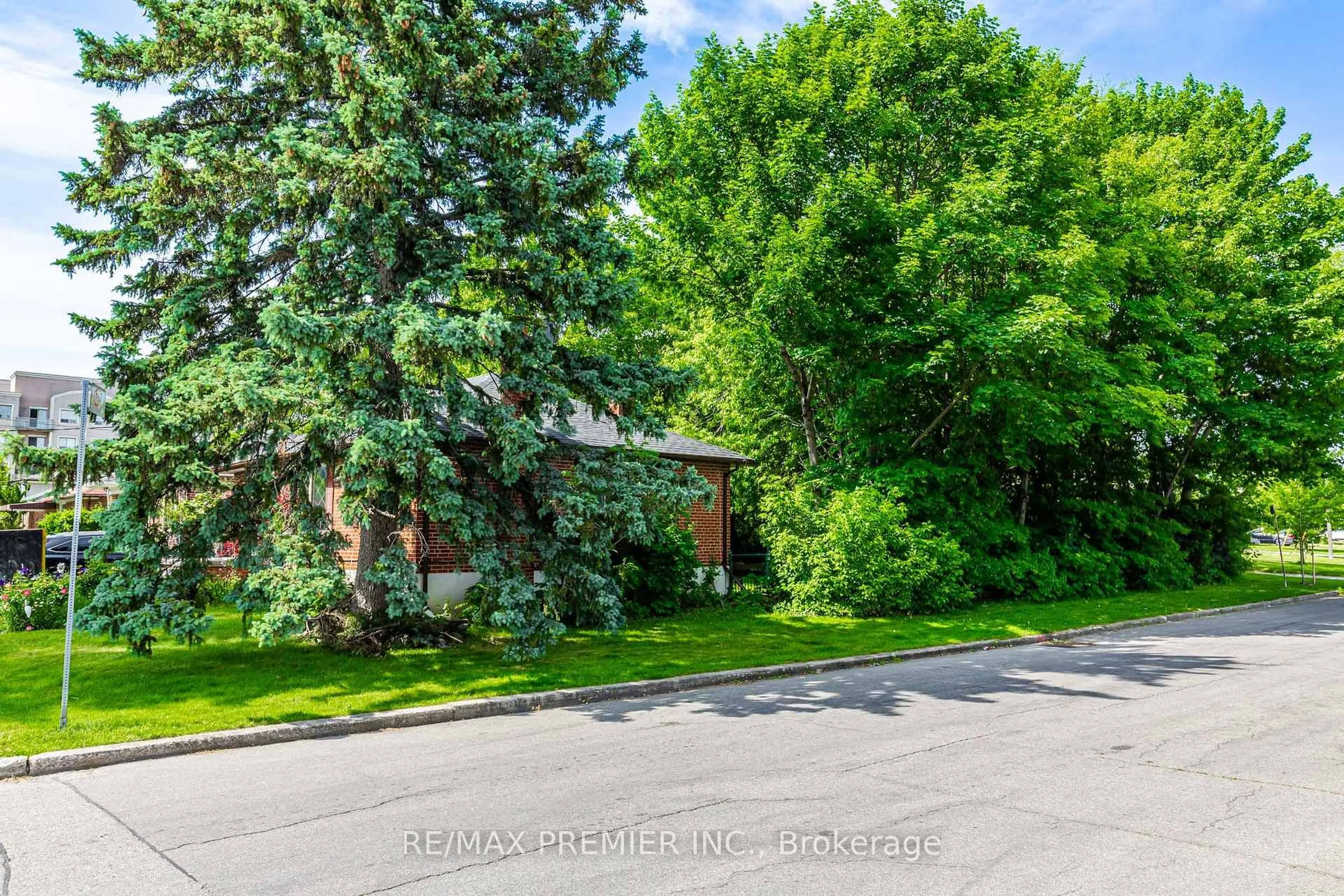 Unknown for 16 Goddard St, Toronto Ontario M3H 5C6