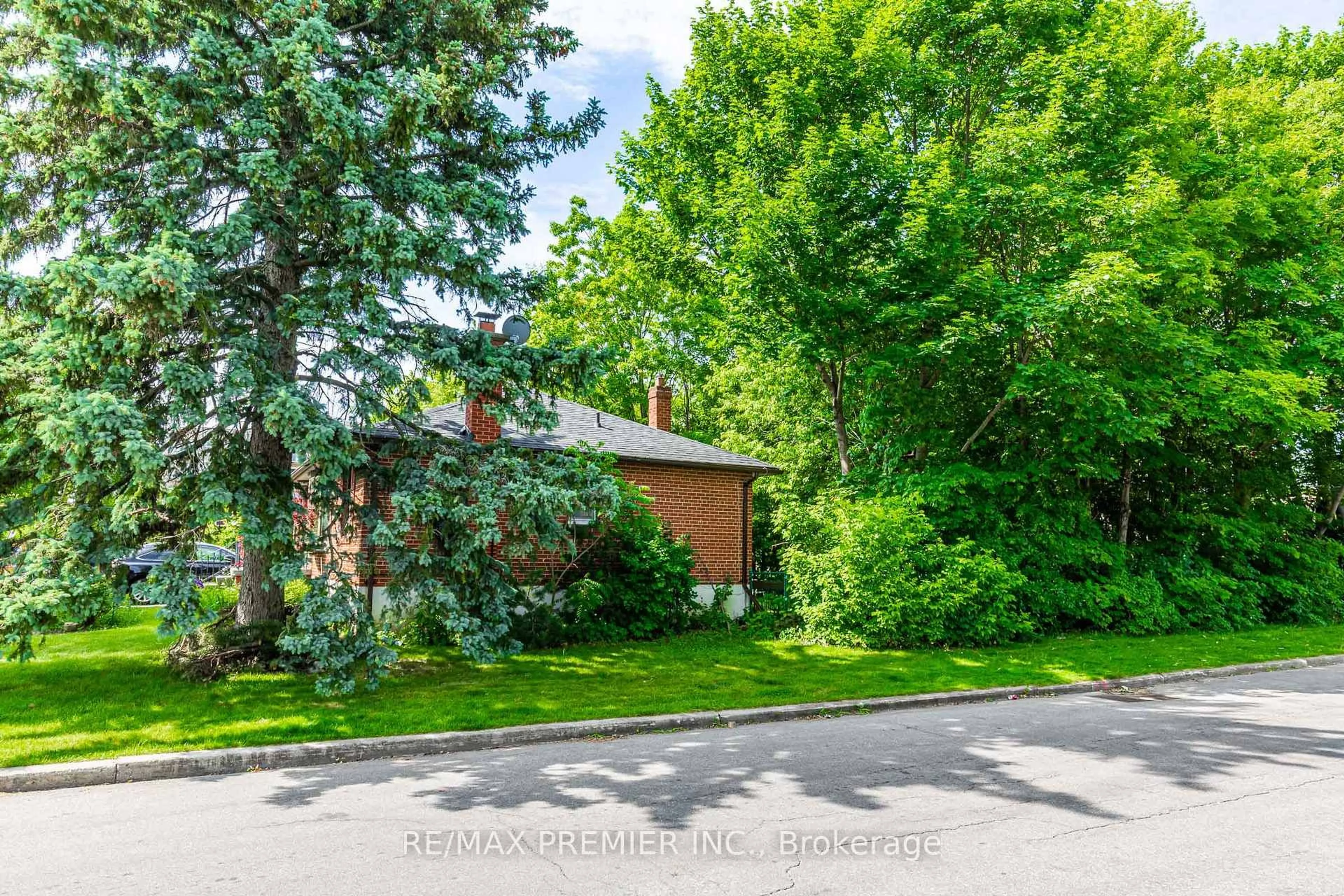 Unknown for 16 Goddard St, Toronto Ontario M3H 5C6