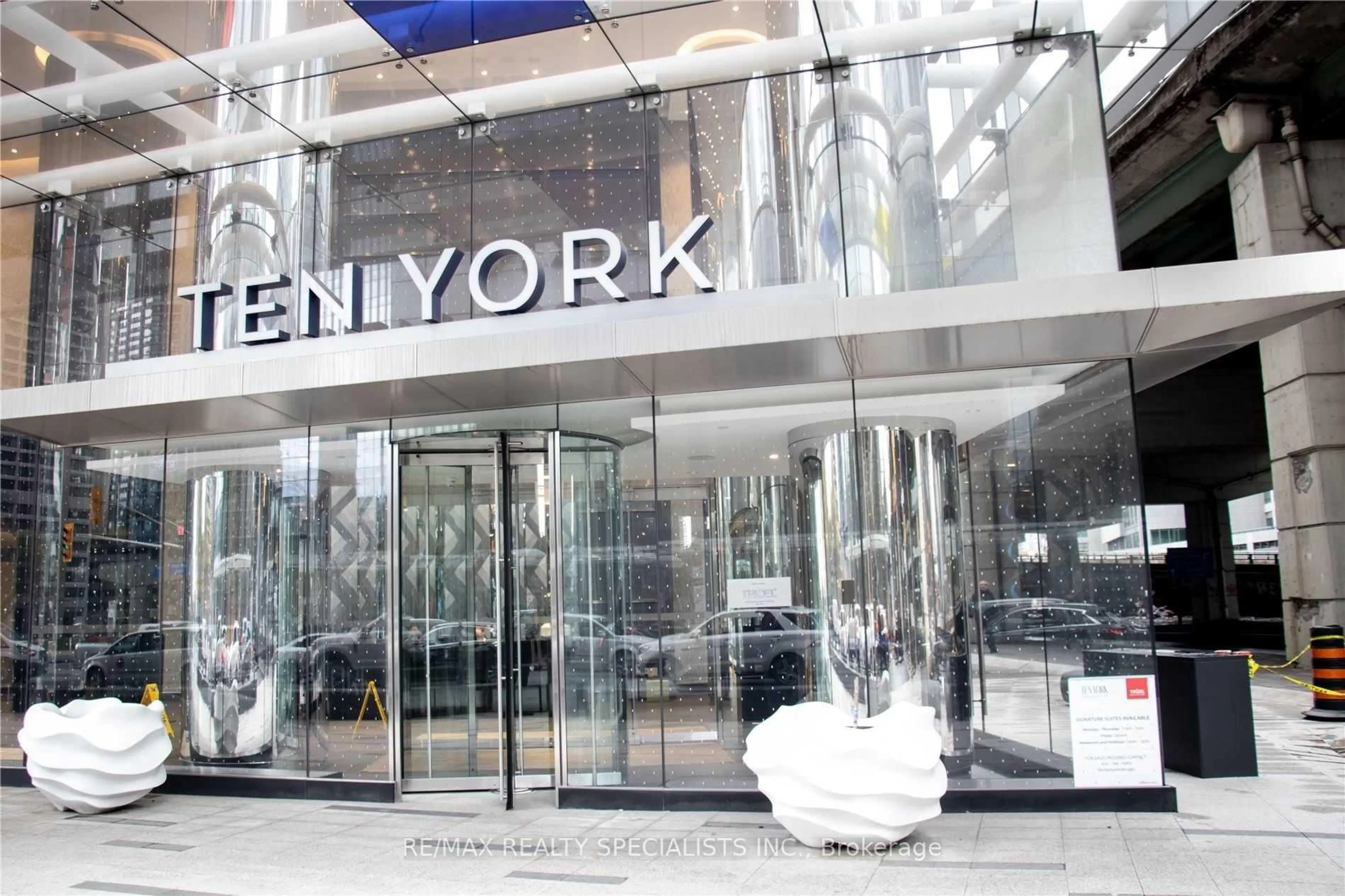 Indoor foyer for 10 York St #6001, Toronto Ontario M5J 0E1
