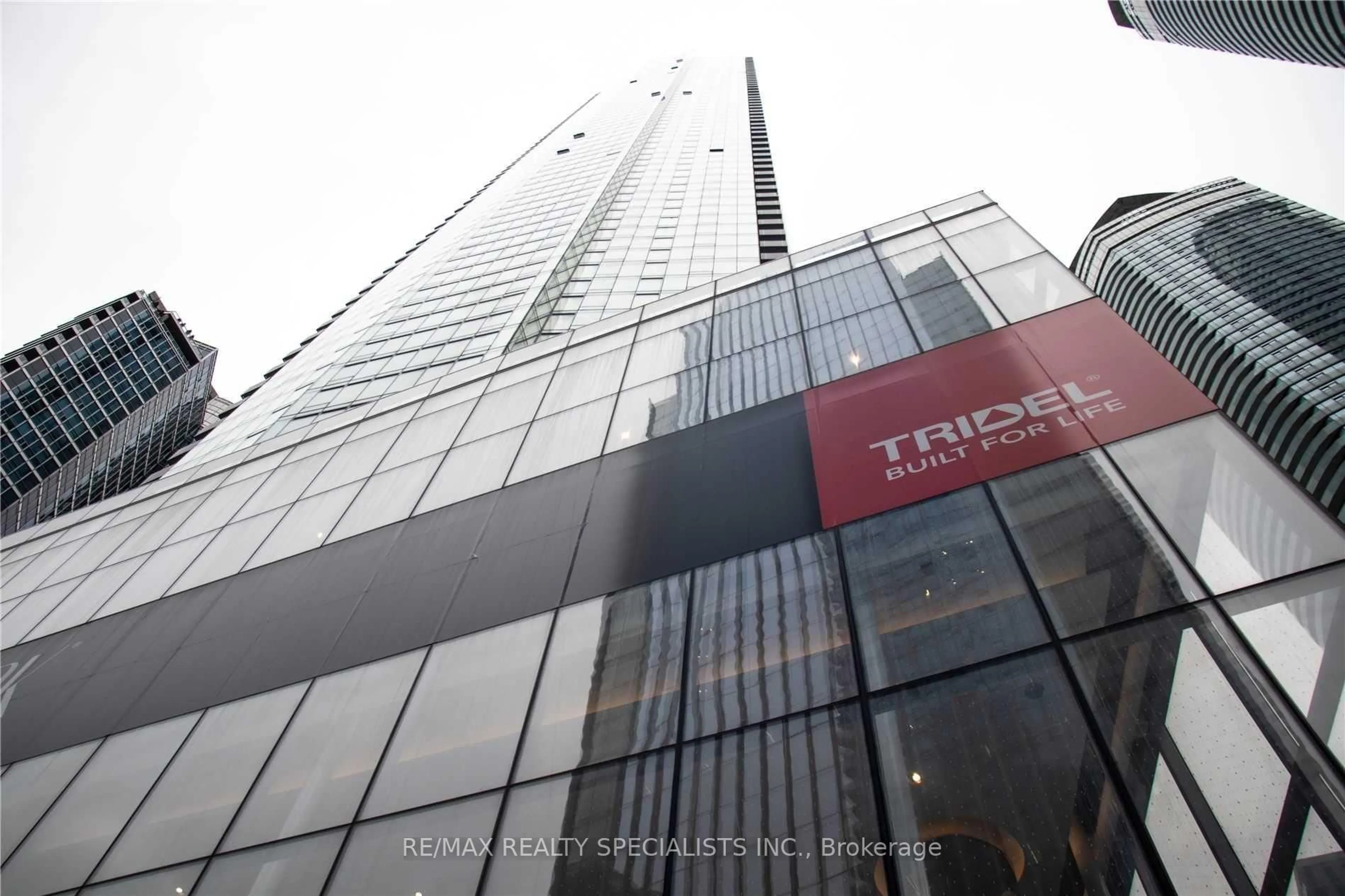 Indoor foyer for 10 York St #6001, Toronto Ontario M5J 0E1