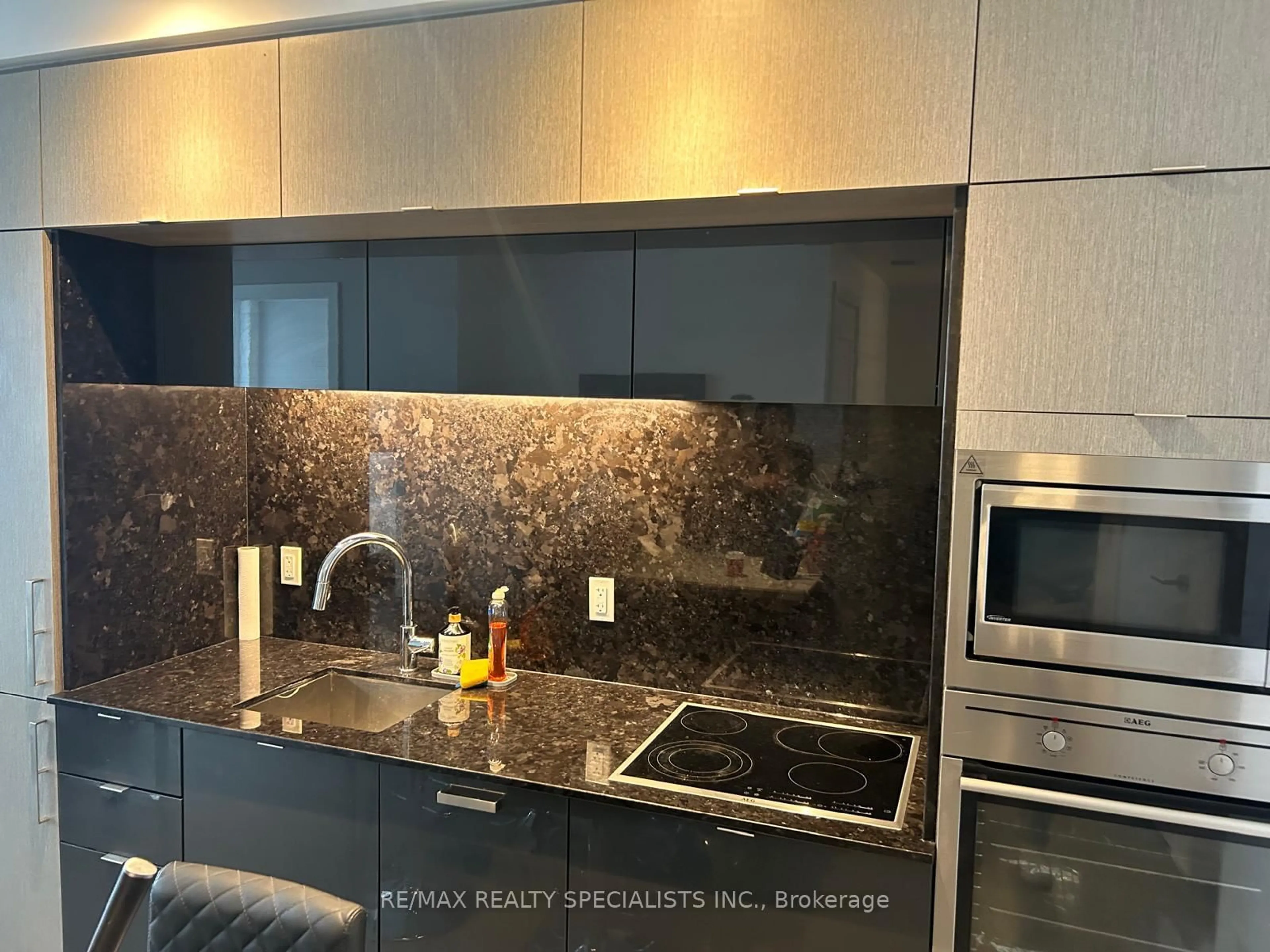 Contemporary kitchen, ceramic/tile floor for 10 York St #6001, Toronto Ontario M5J 0E1