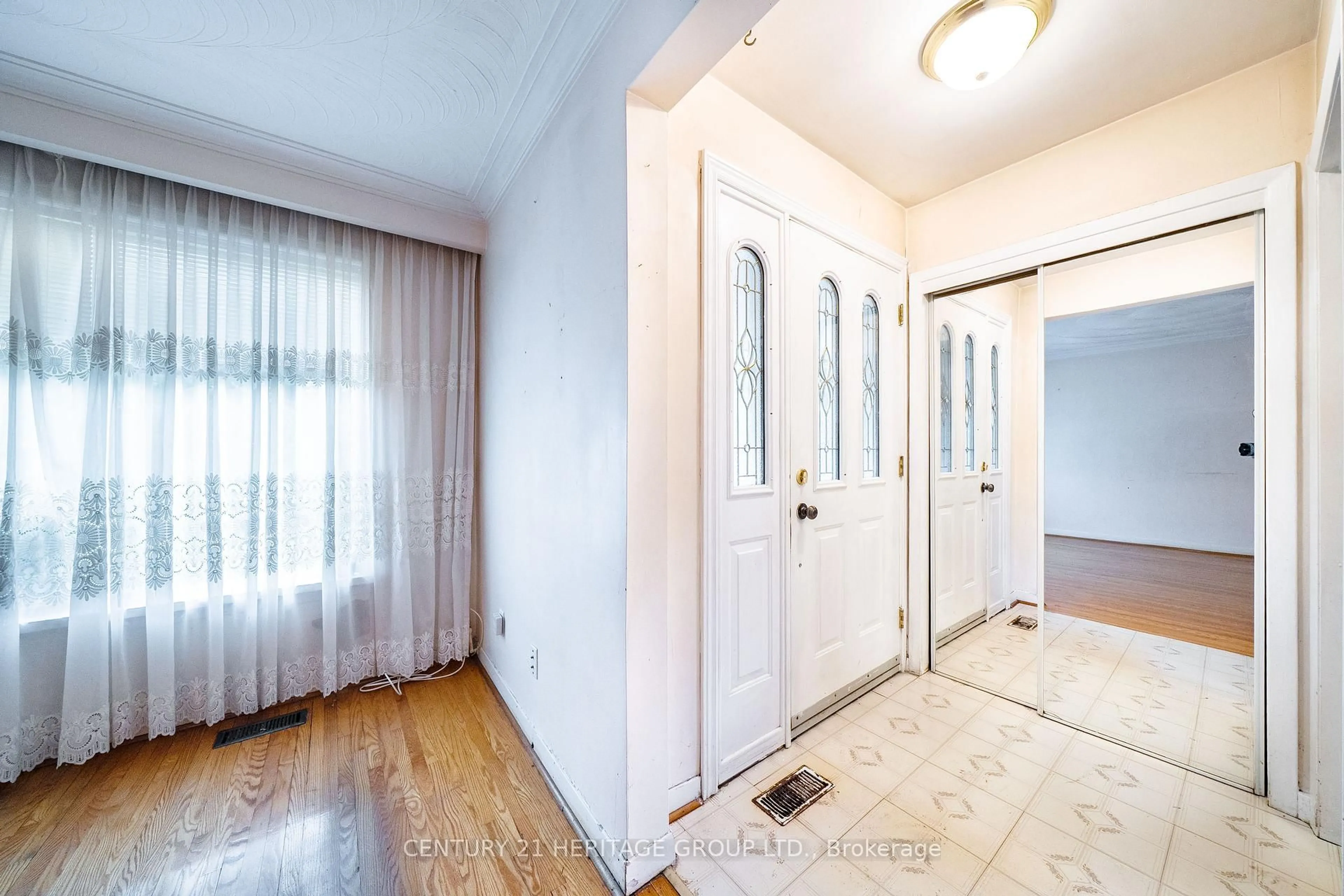 Indoor entryway for 214 Roywood Dr, Toronto Ontario M3A 2E6