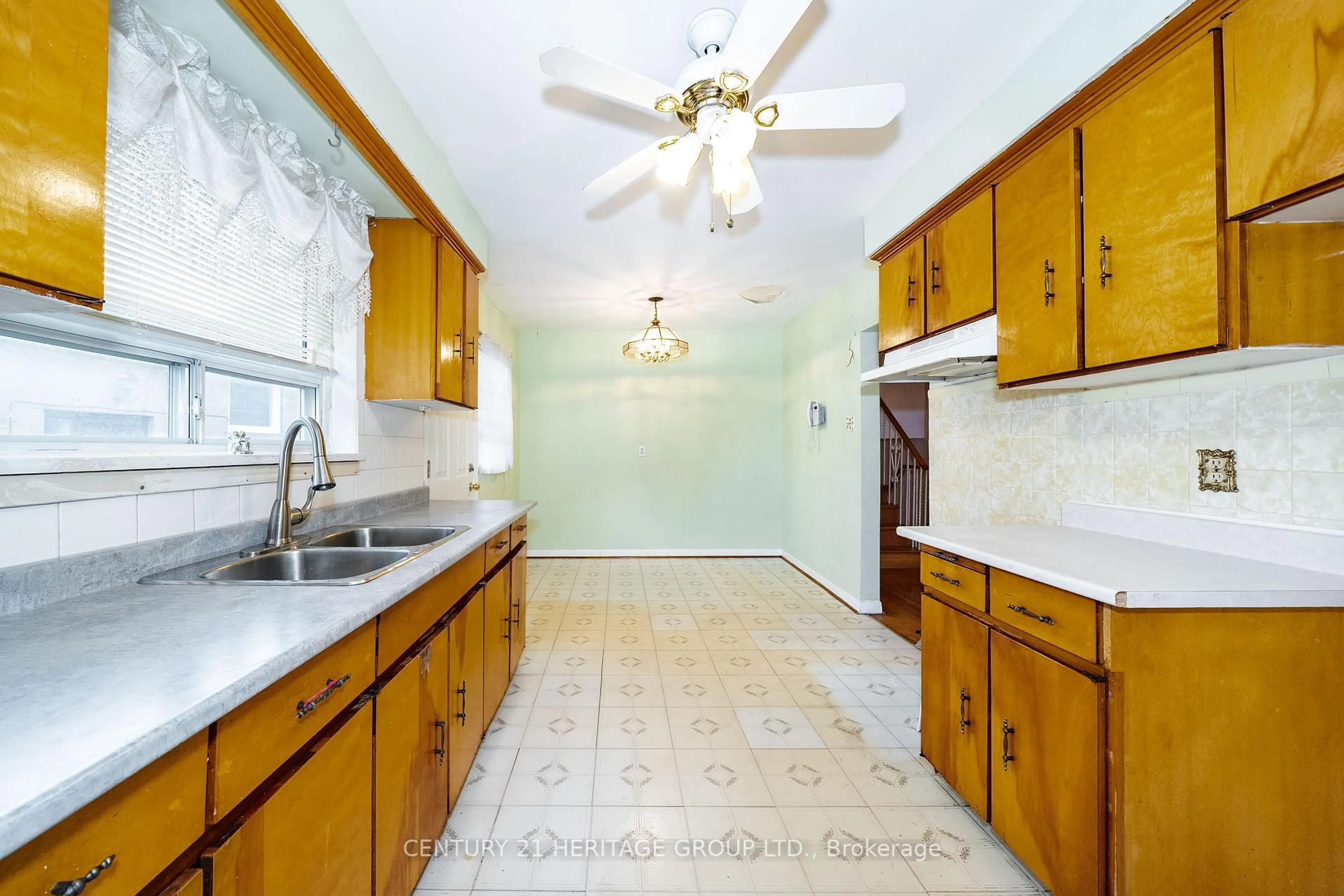 Standard kitchen, ceramic/tile floor for 214 Roywood Dr, Toronto Ontario M3A 2E6