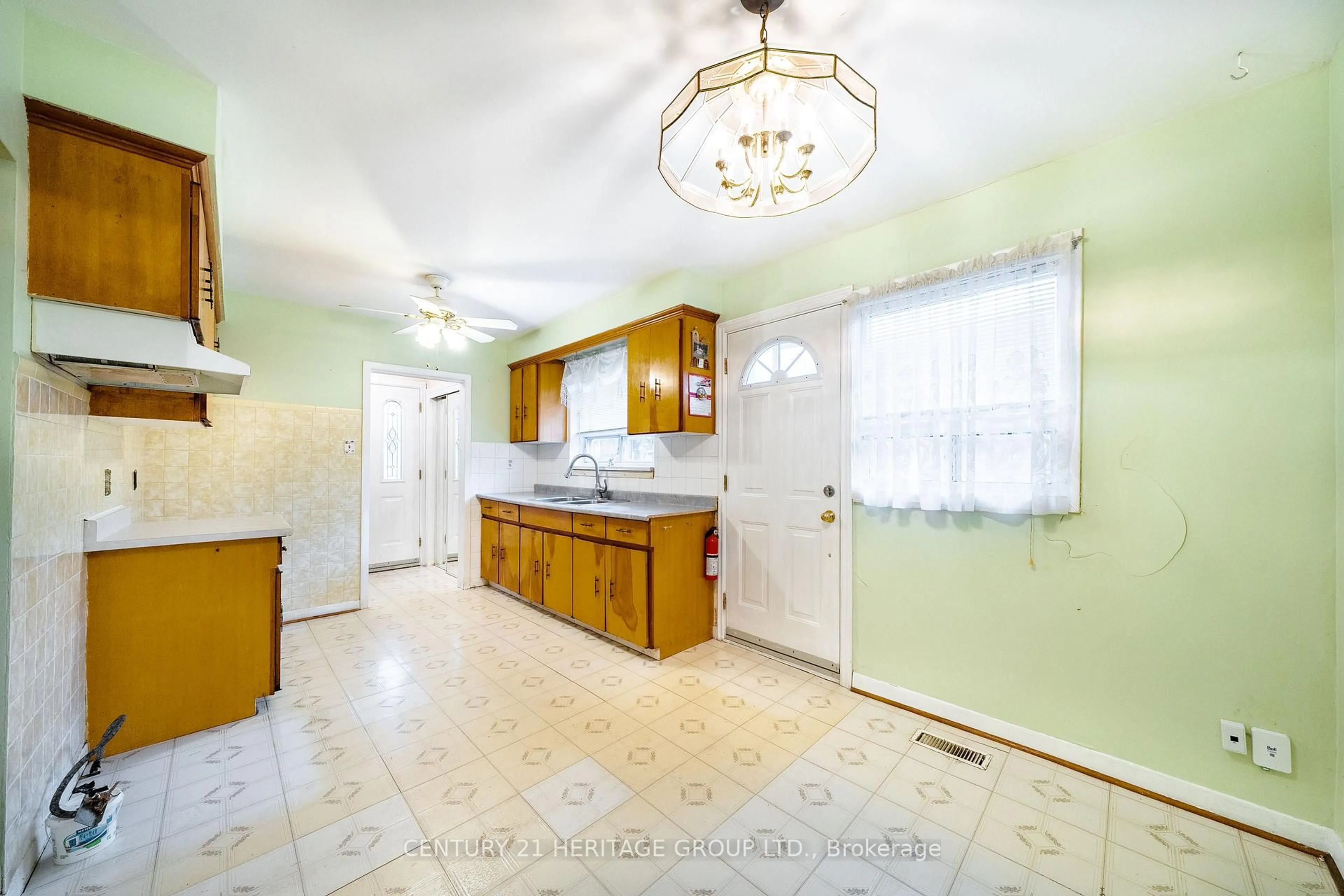 Standard kitchen, ceramic/tile floor for 214 Roywood Dr, Toronto Ontario M3A 2E6