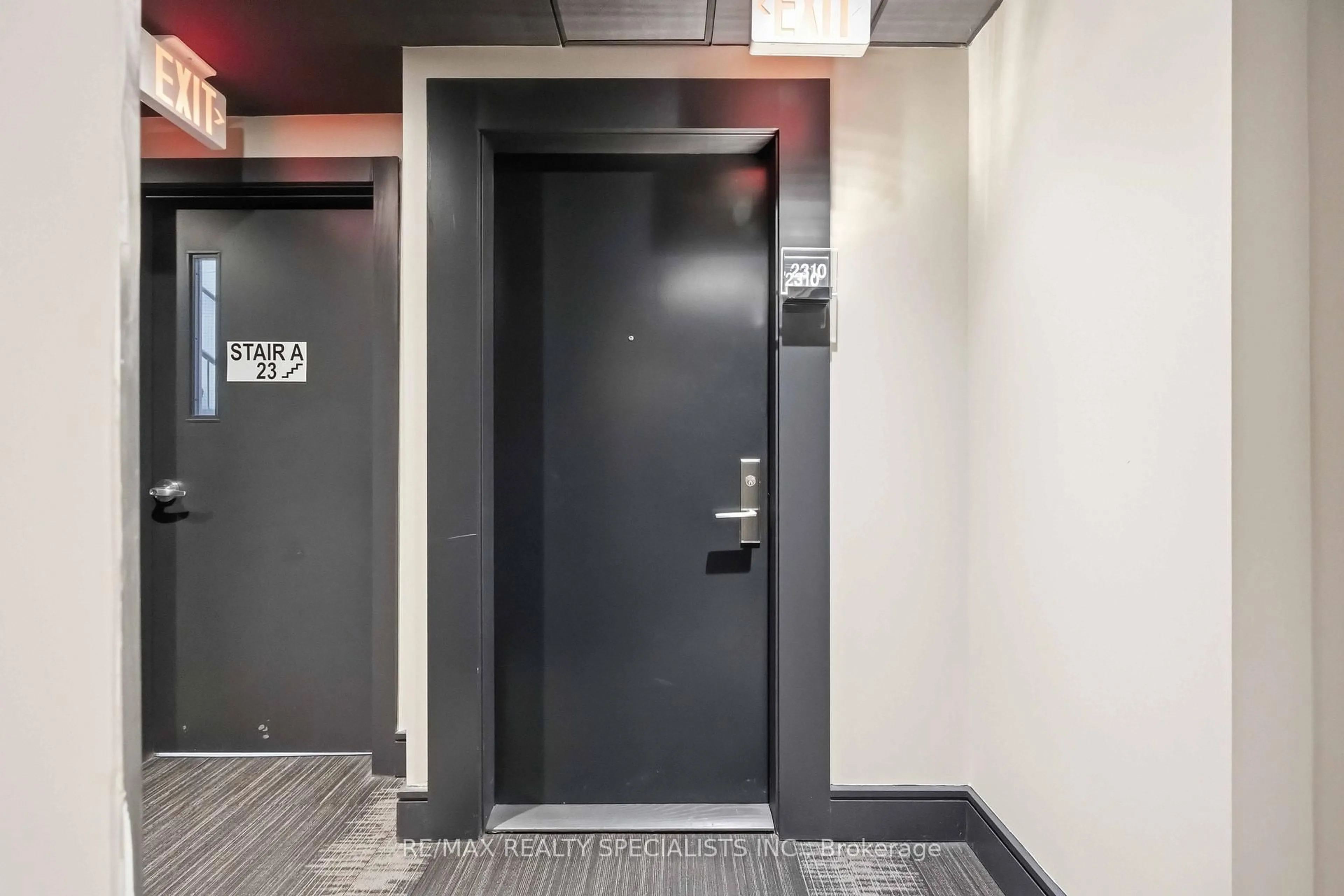 Indoor foyer for 290 Adelaide St #2310, Toronto Ontario M5V 0P3