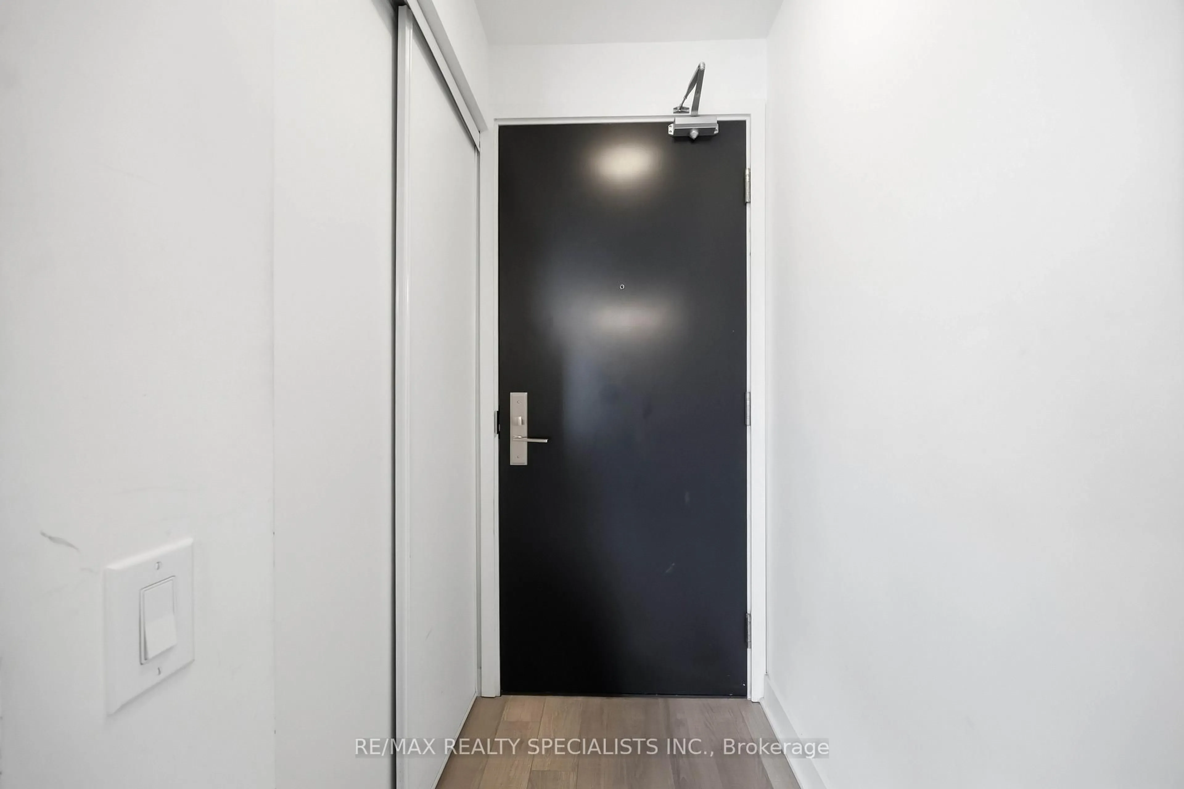 Indoor entryway for 290 Adelaide St #2310, Toronto Ontario M5V 0P3