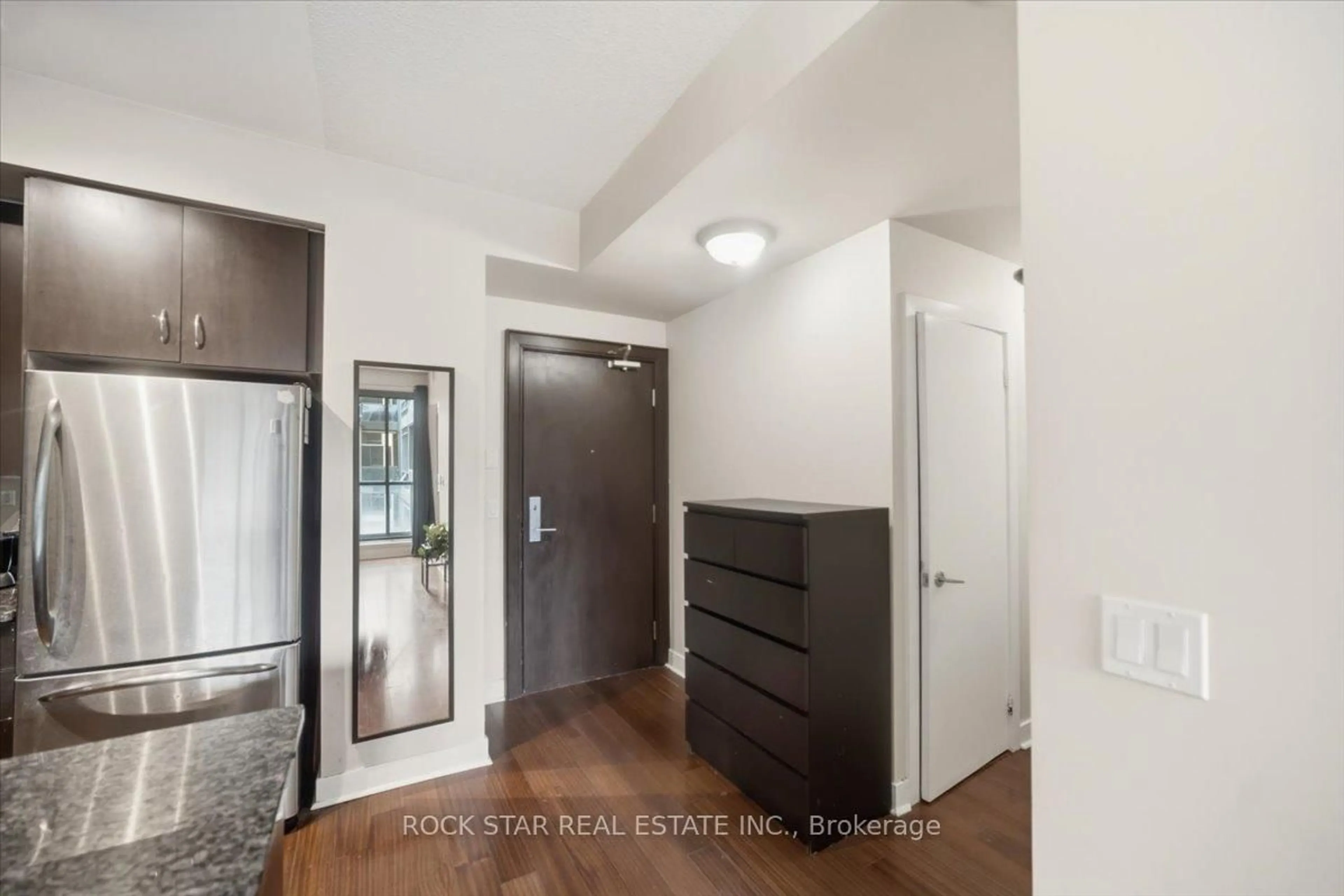 Indoor entryway for 438 King St #720, Toronto Ontario M5V 3T9