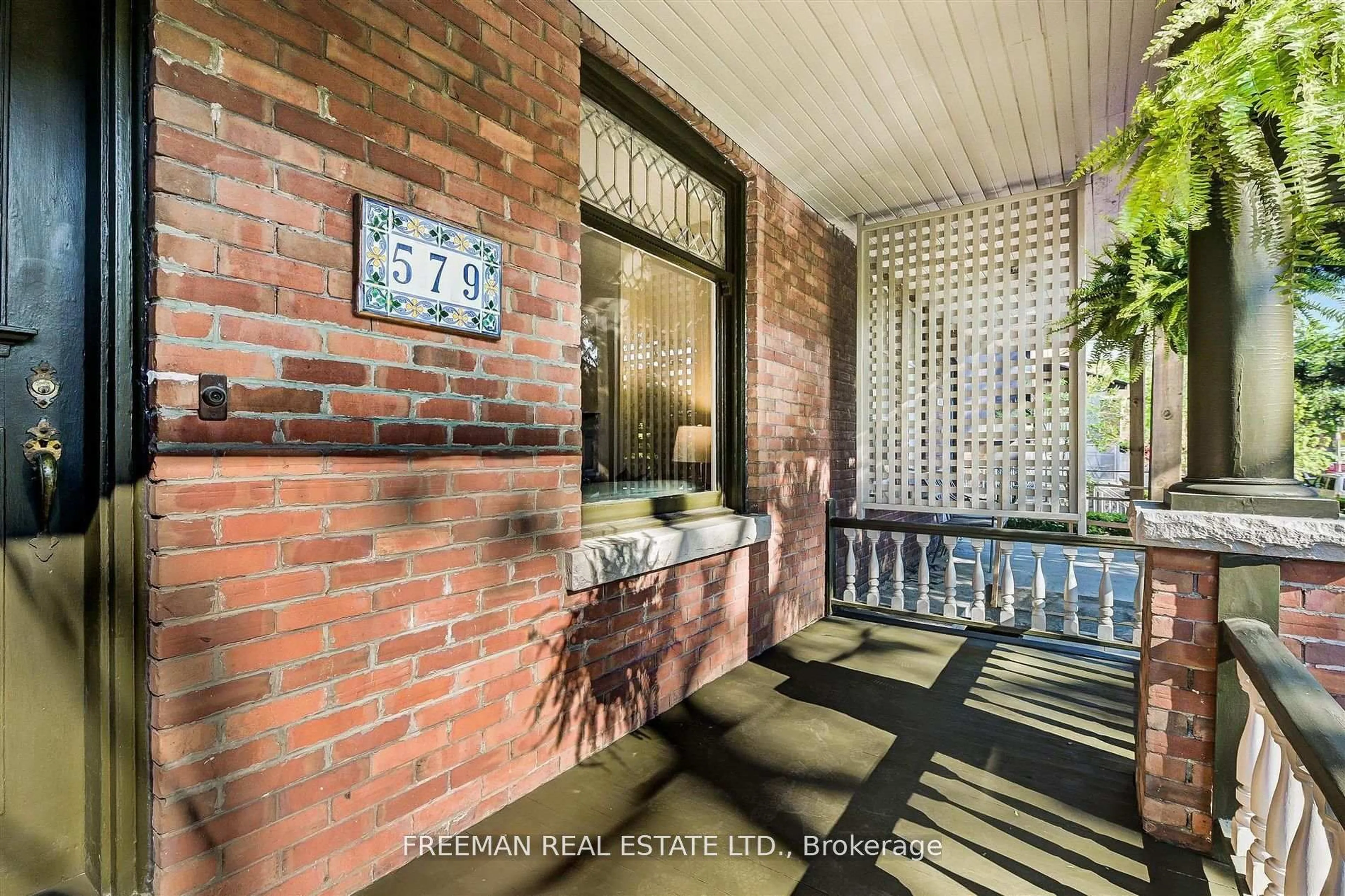 Indoor entryway for 579 Palmerston Ave, Toronto Ontario M6G 2P6