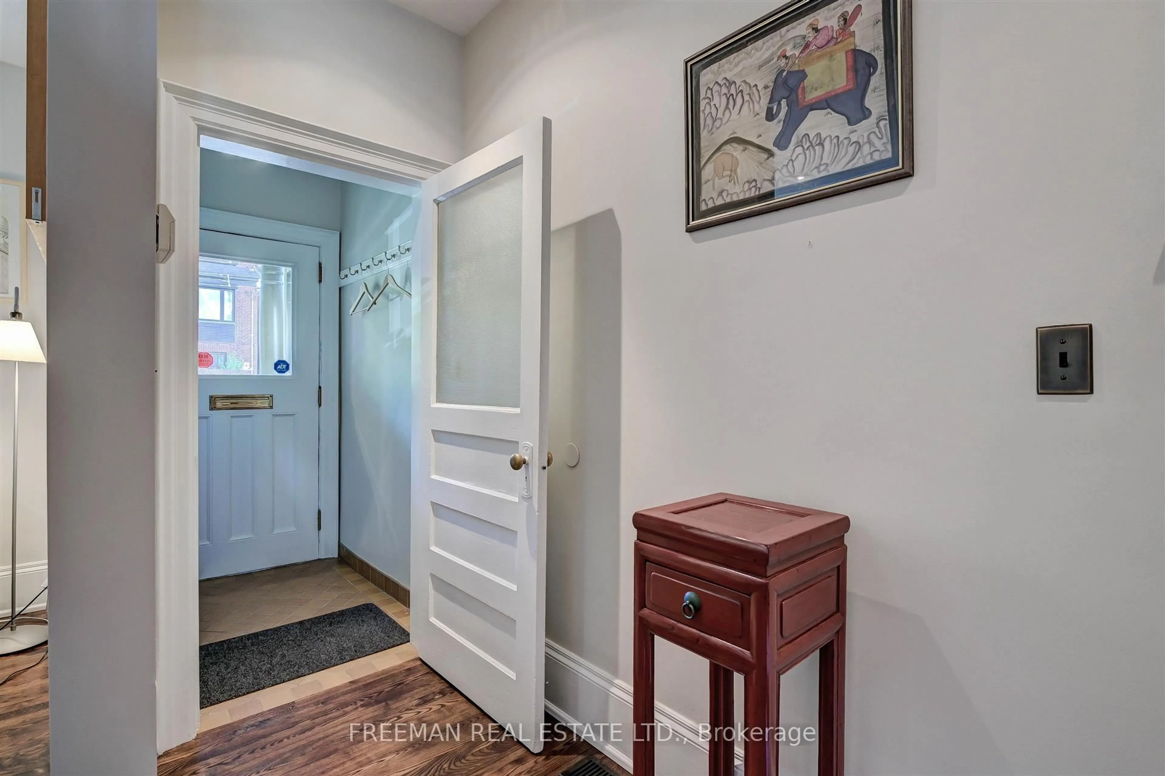 Indoor entryway for 579 Palmerston Ave, Toronto Ontario M6G 2P6
