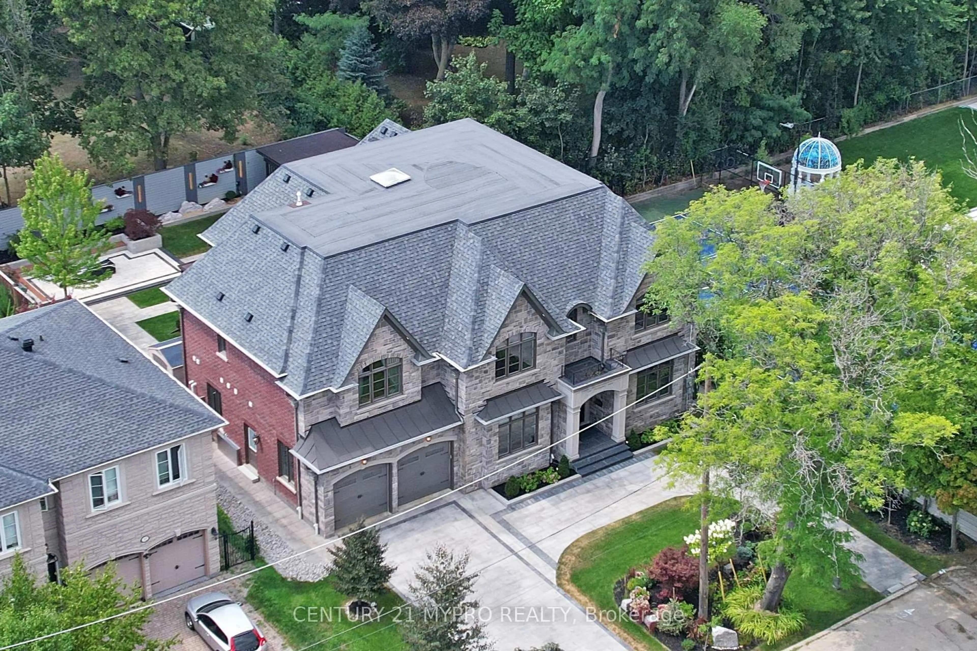 A pic from outside/outdoor area/front of a property/back of a property/a pic from drone, unknown for 36 Farrington Dr, Toronto Ontario M2L 2B6