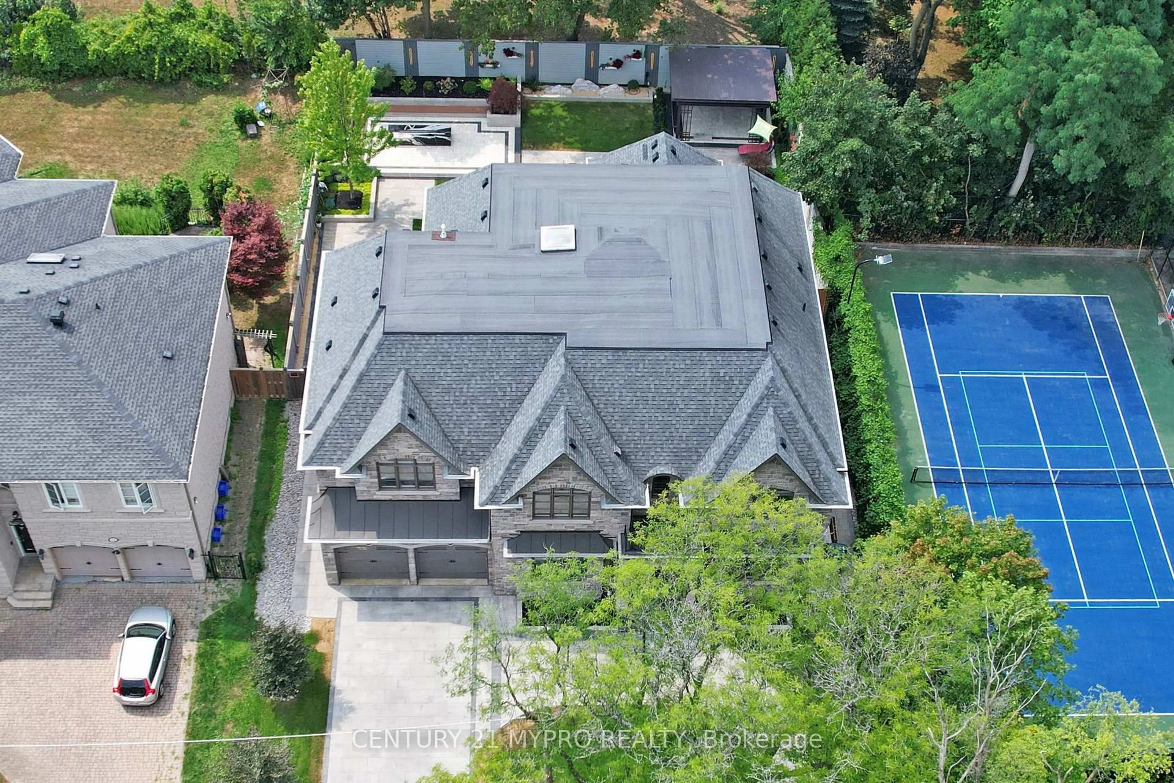 A pic from outside/outdoor area/front of a property/back of a property/a pic from drone, street for 36 Farrington Dr, Toronto Ontario M2L 2B6
