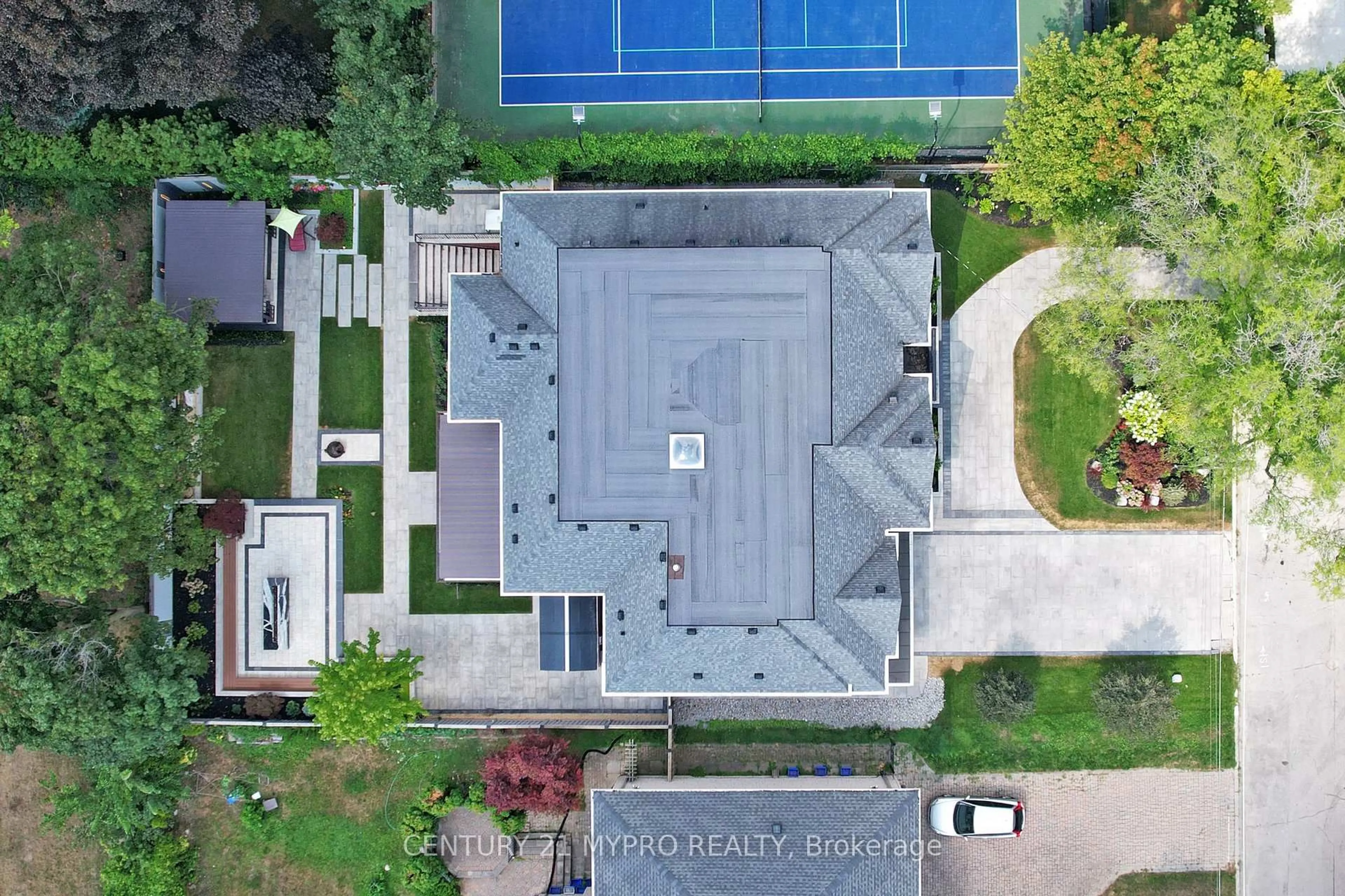 A pic from outside/outdoor area/front of a property/back of a property/a pic from drone, street for 36 Farrington Dr, Toronto Ontario M2L 2B6