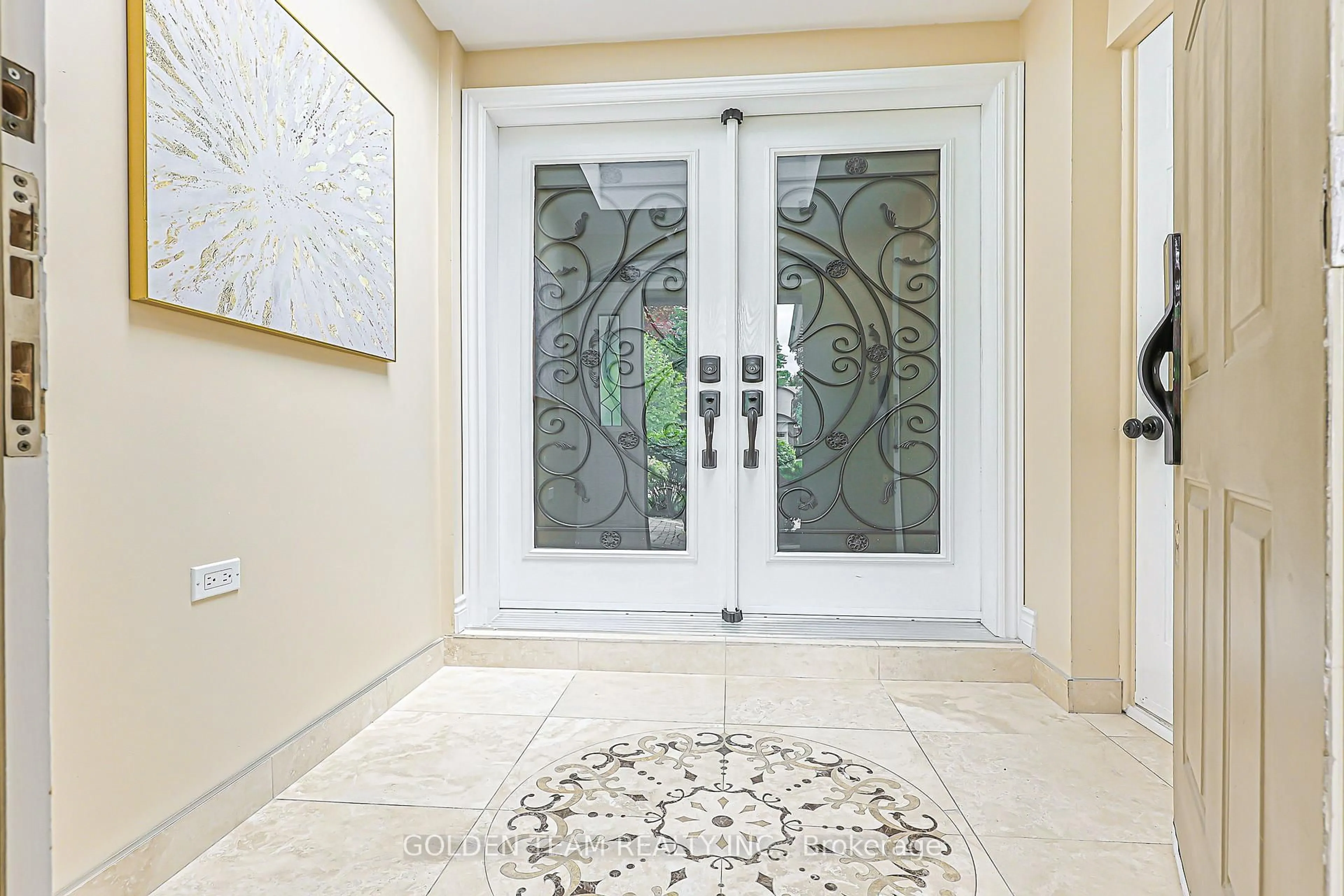 Indoor entryway for 13 Elkpath Ave, Toronto Ontario M2L 2V9