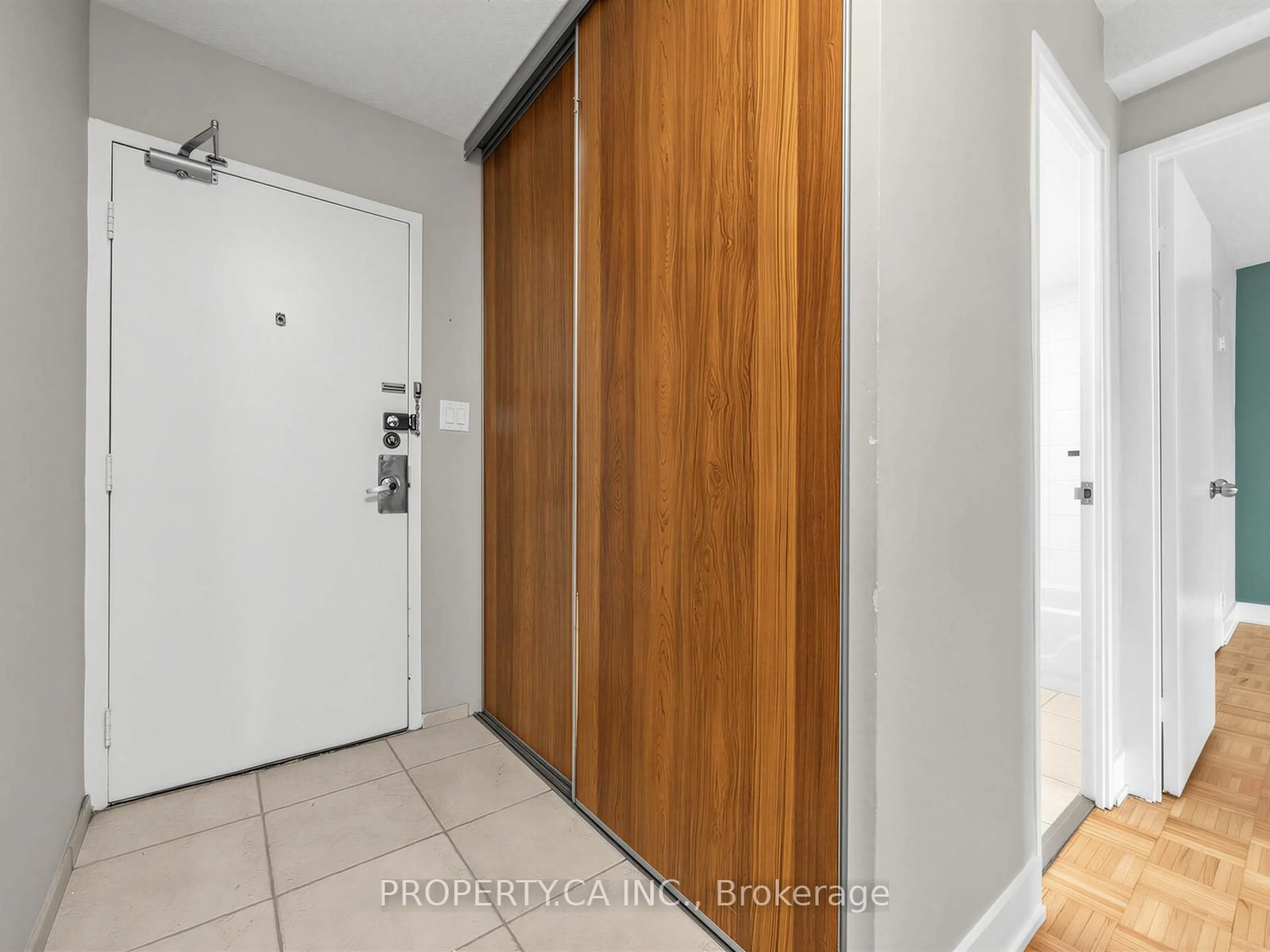 Indoor entryway for 10 Edgecliff Gfwy #708, Toronto Ontario M3C 3A3