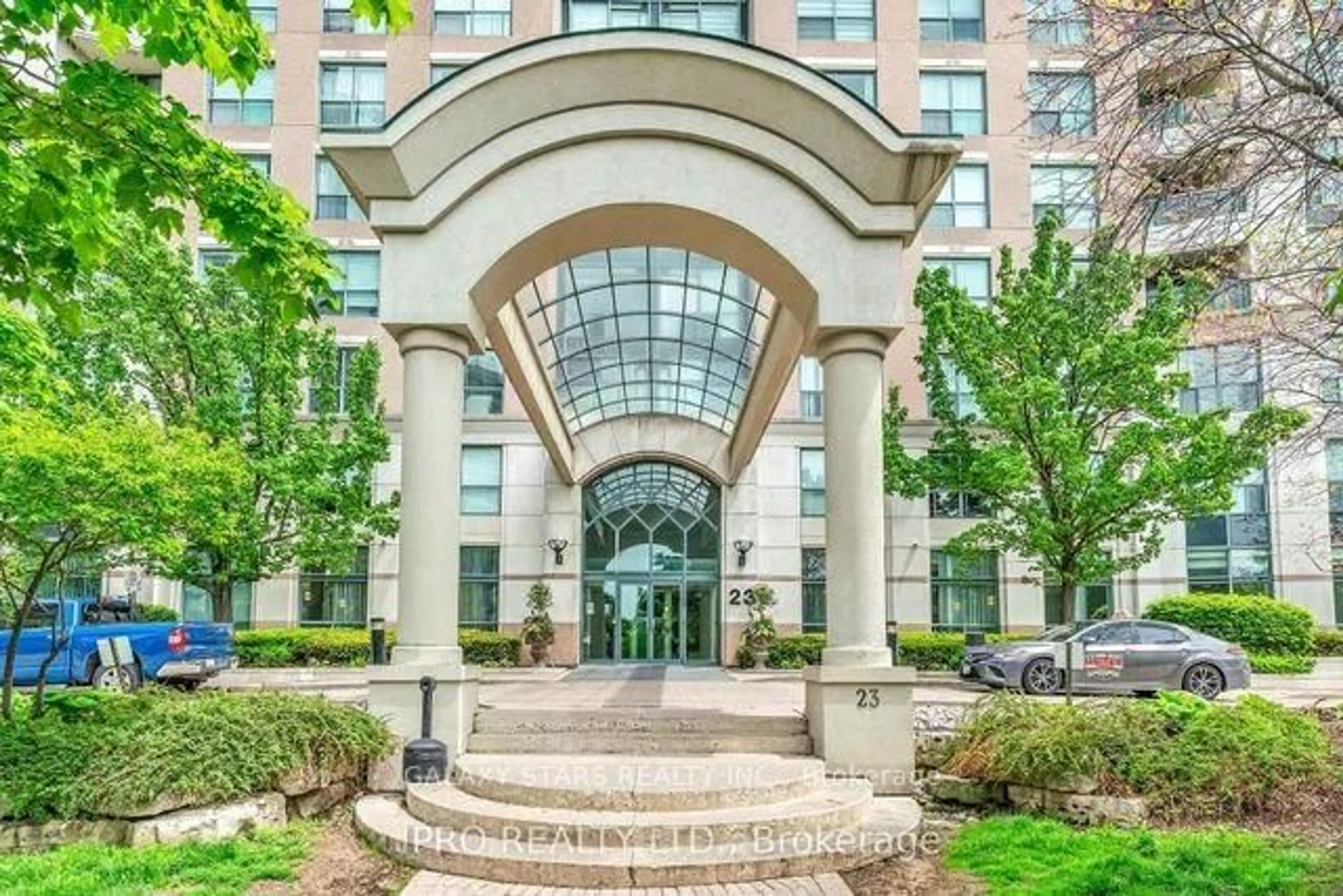 Indoor foyer for 23 Lorraine Dr #718, Toronto Ontario M2N 6Z6