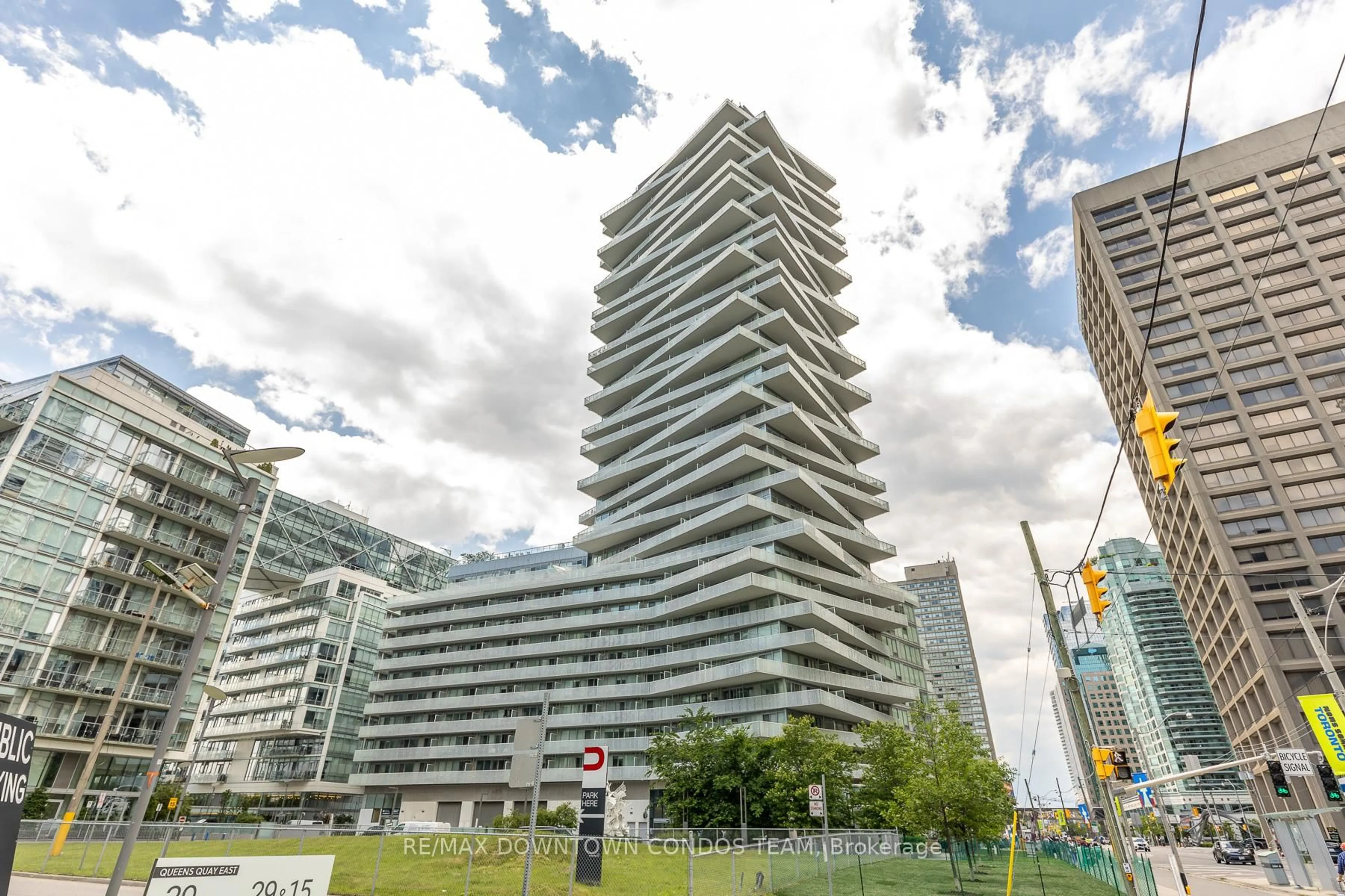 Blurry image for 15 Queens Quay #1410, Toronto Ontario M5E 0C5