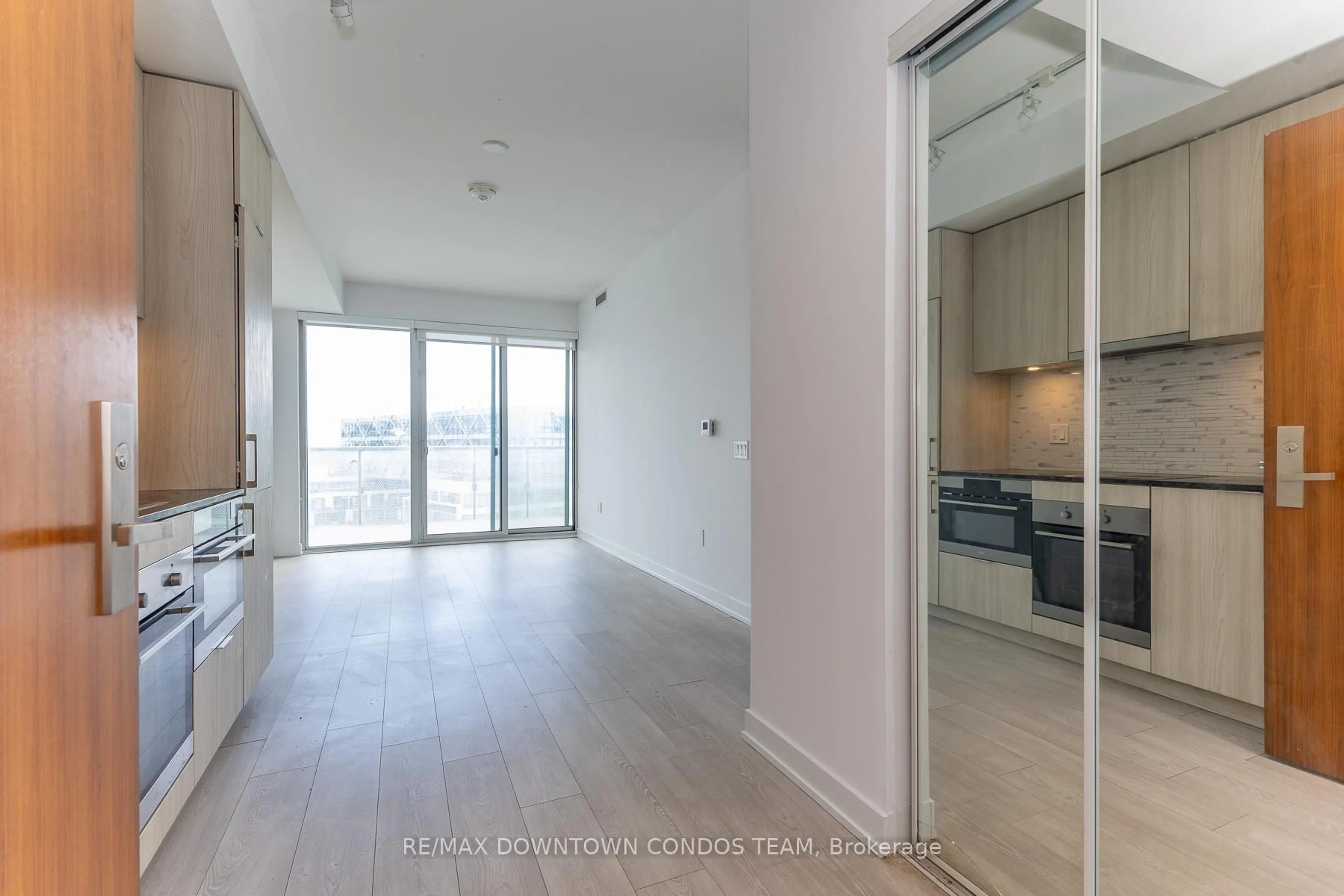 Unknown for 15 Queens Quay #1410, Toronto Ontario M5E 0C5