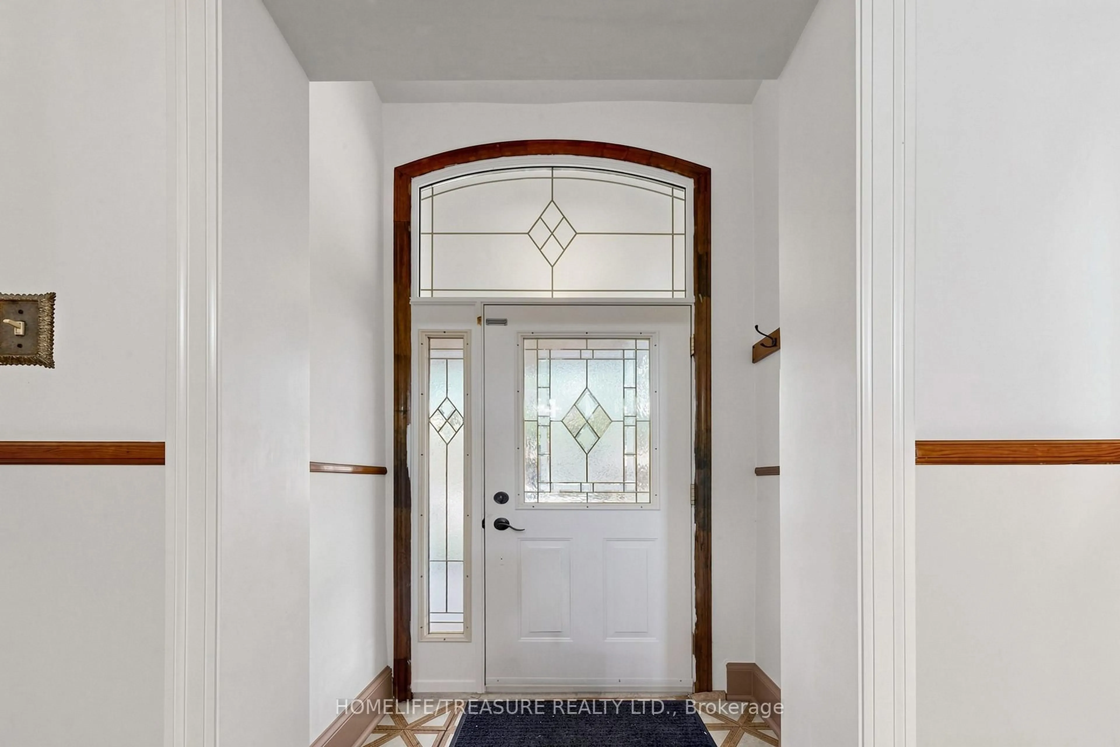 Indoor entryway for 123 robert St, Toronto Ontario M5S 2K5