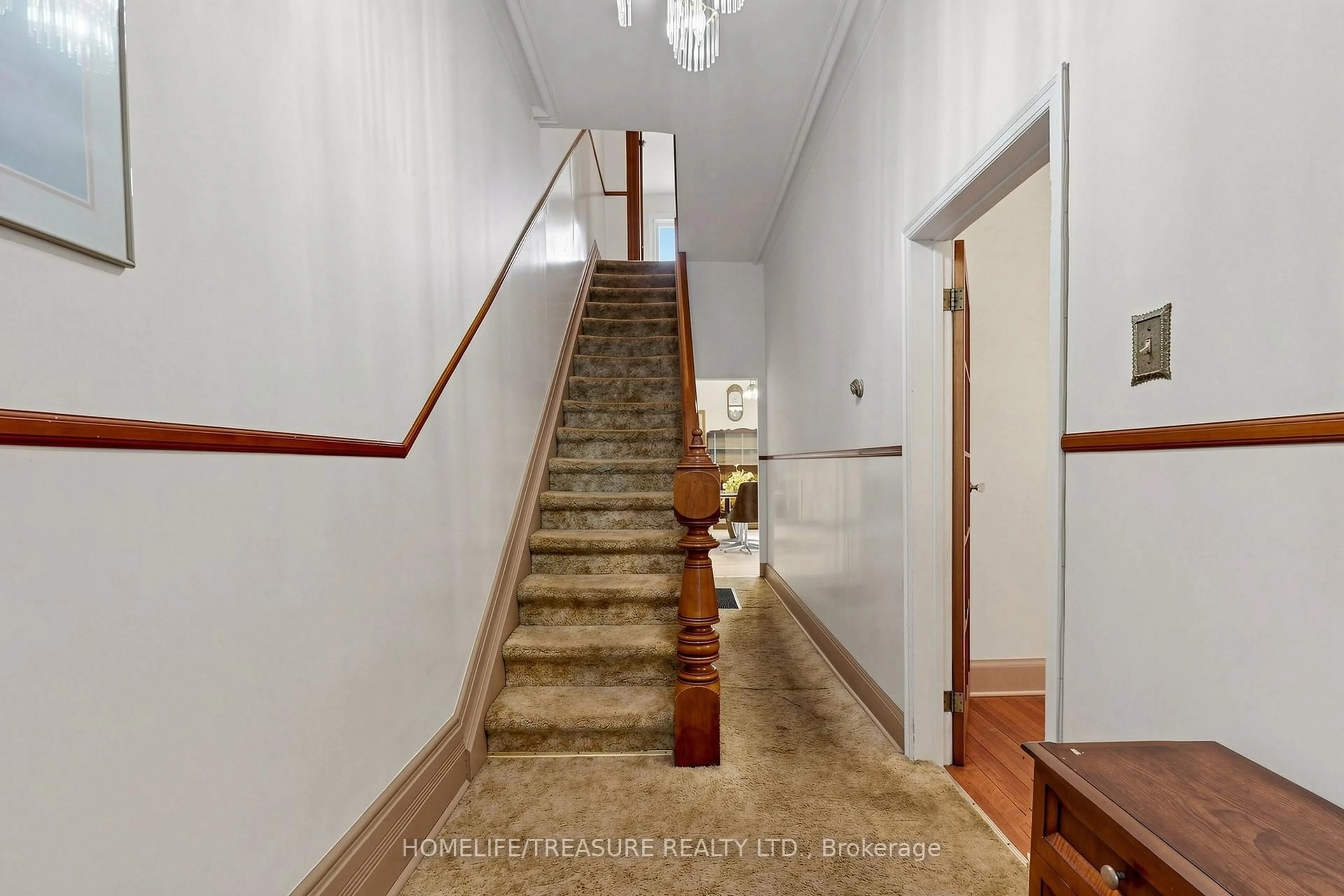 Indoor foyer for 123 robert St, Toronto Ontario M5S 2K5