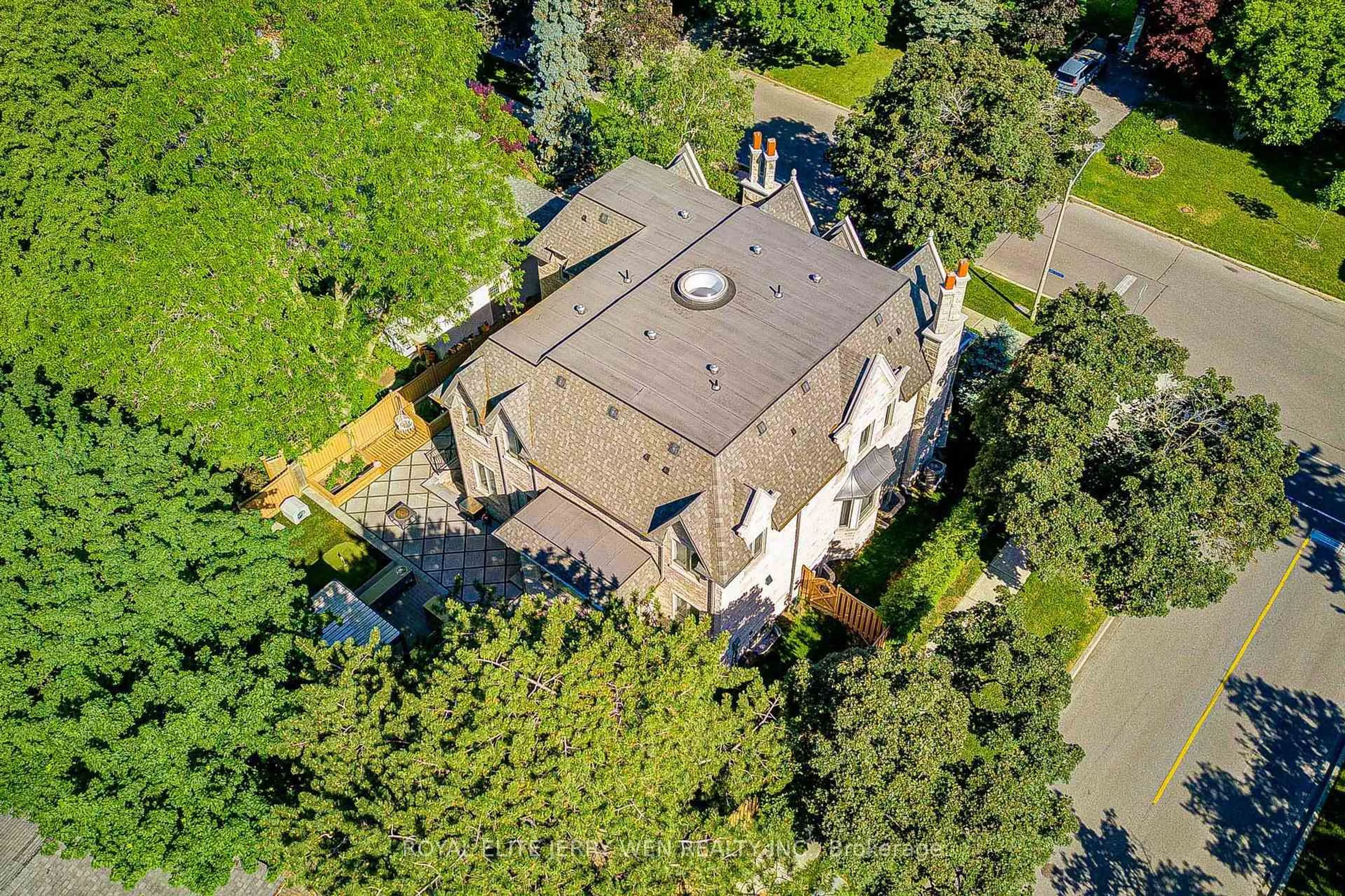 A pic from outside/outdoor area/front of a property/back of a property/a pic from drone, street for 300 Upper Highland Cres, Toronto Ontario M2P 1V5