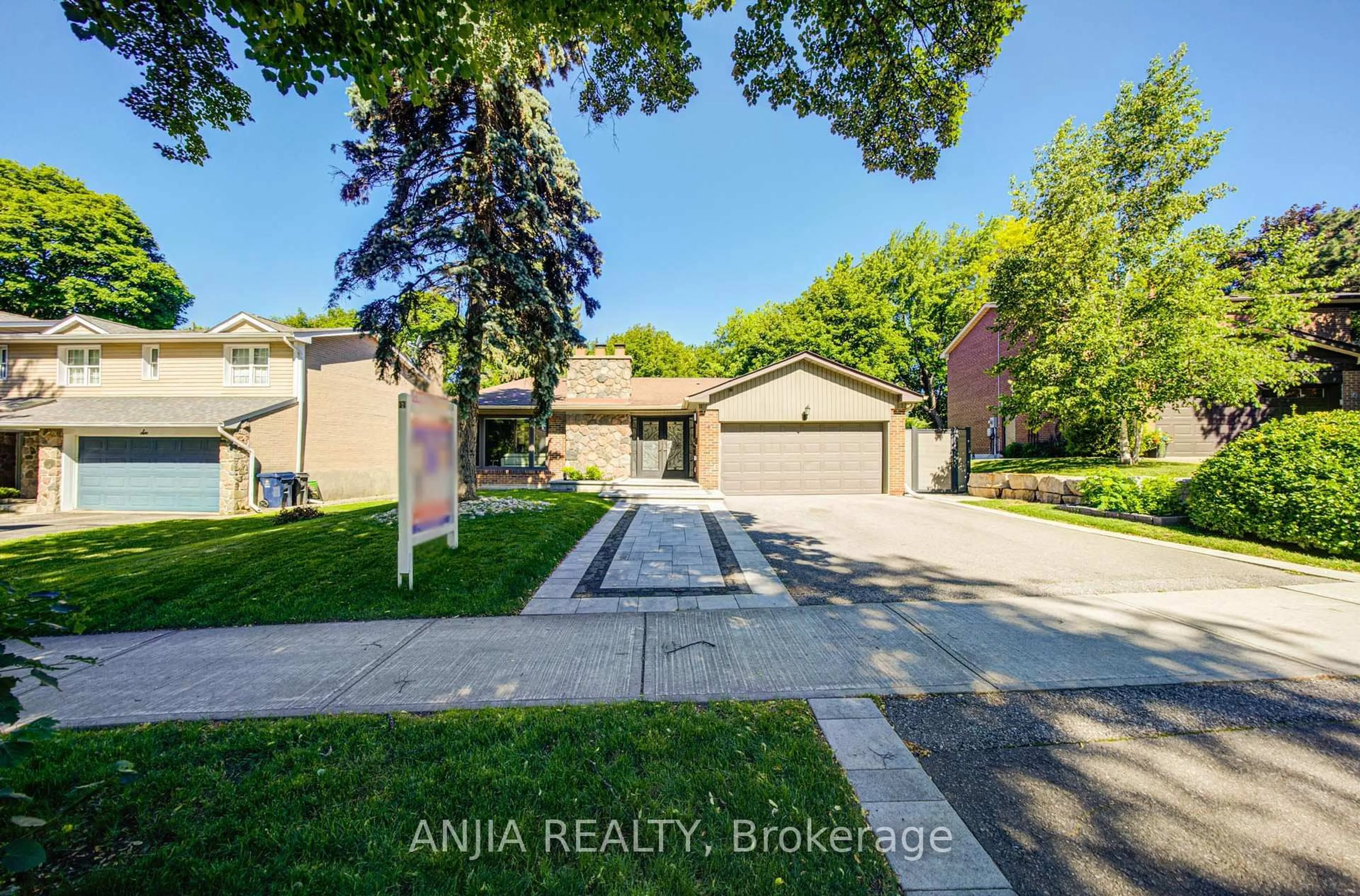 A pic from outside/outdoor area/front of a property/back of a property/a pic from drone, street for 8 George Henry Blvd, Toronto Ontario M2J 1E2
