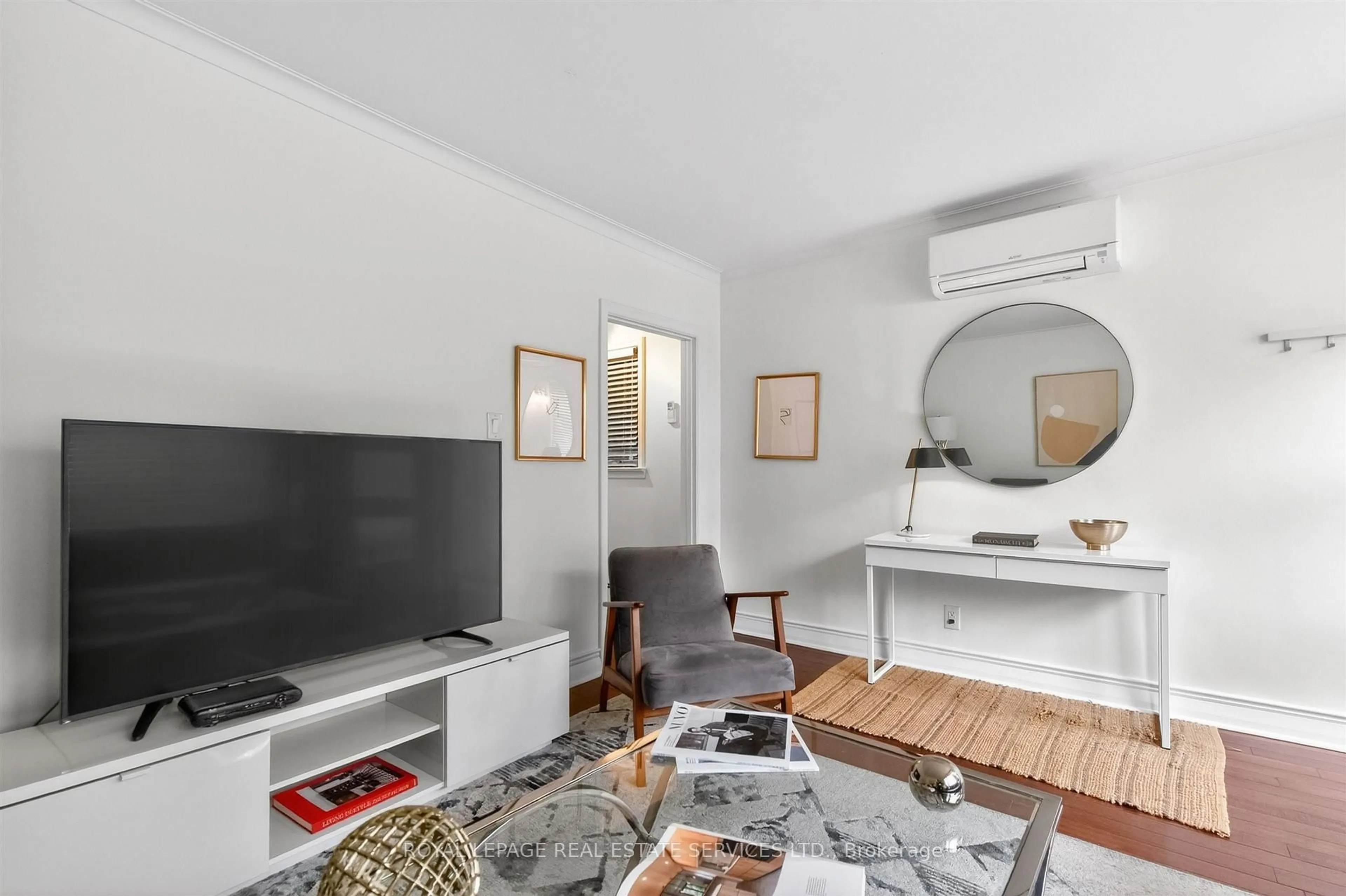 Living room with furniture, unknown for 25 Lorindale Ave, Toronto Ontario M5M 3C3