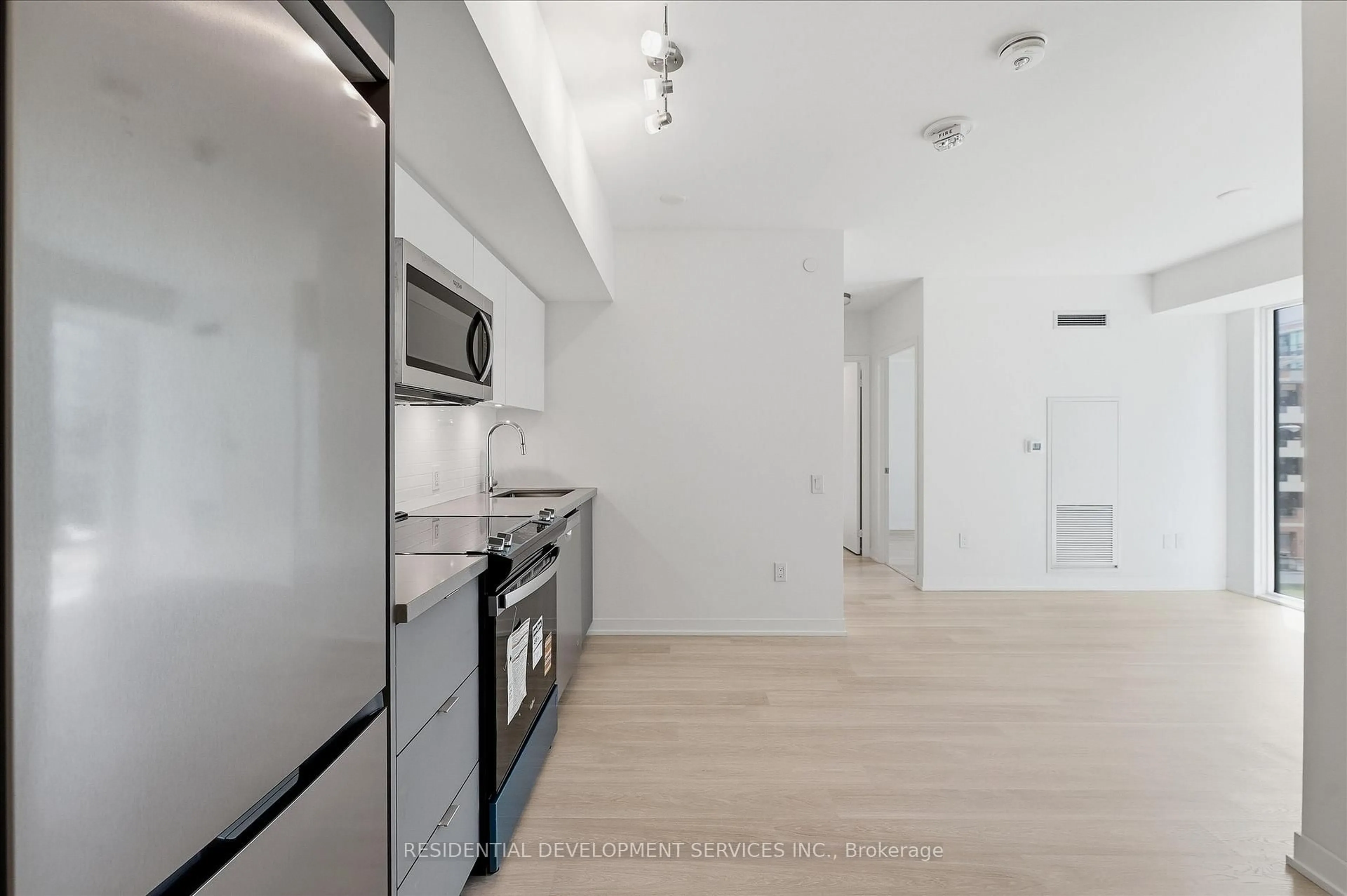 Standard kitchen, unknown for 500 Wilson Ave #404, Toronto Ontario M3H 5Y9