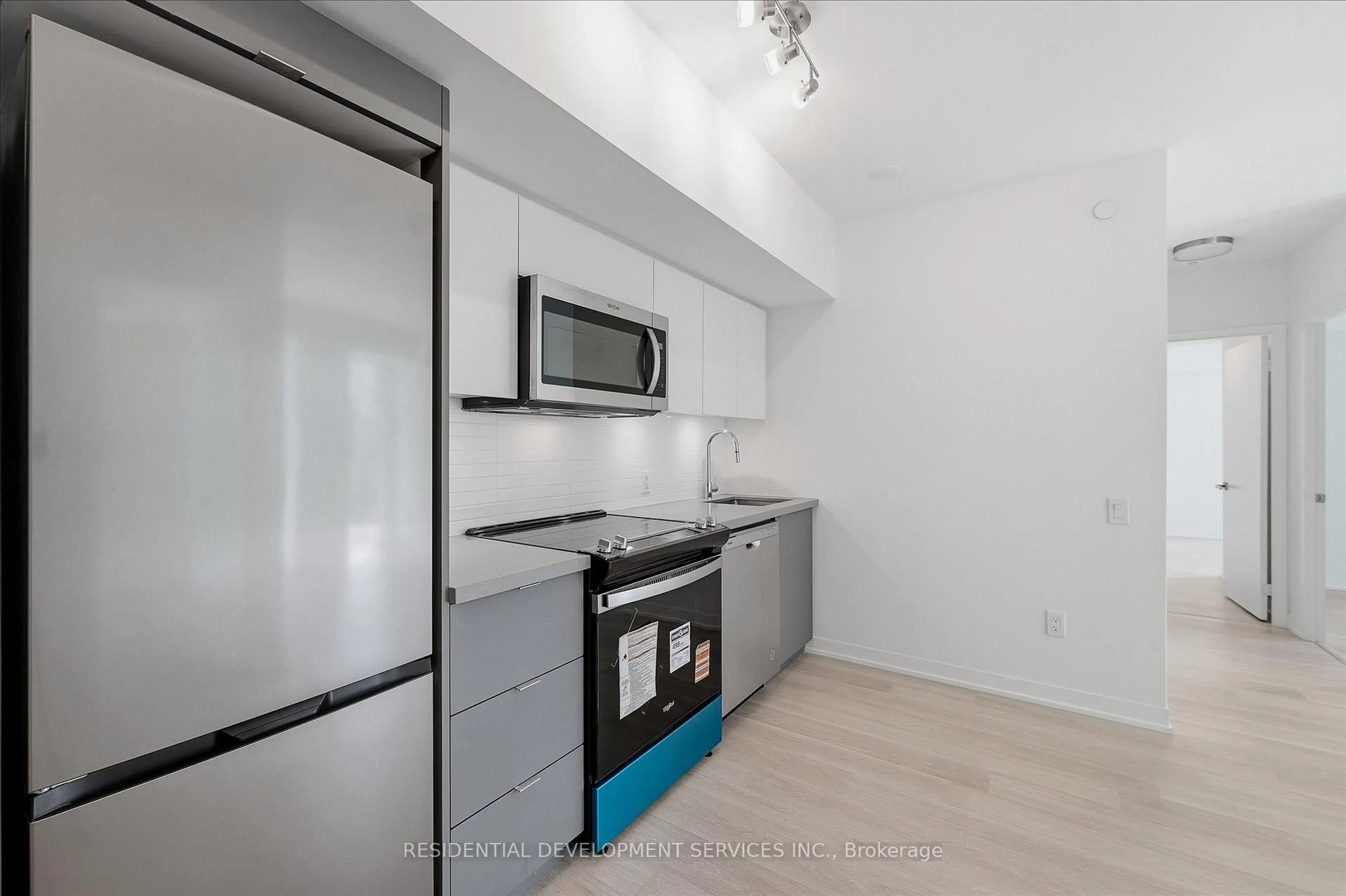 Standard kitchen, unknown for 500 Wilson Ave #404, Toronto Ontario M3H 5Y9