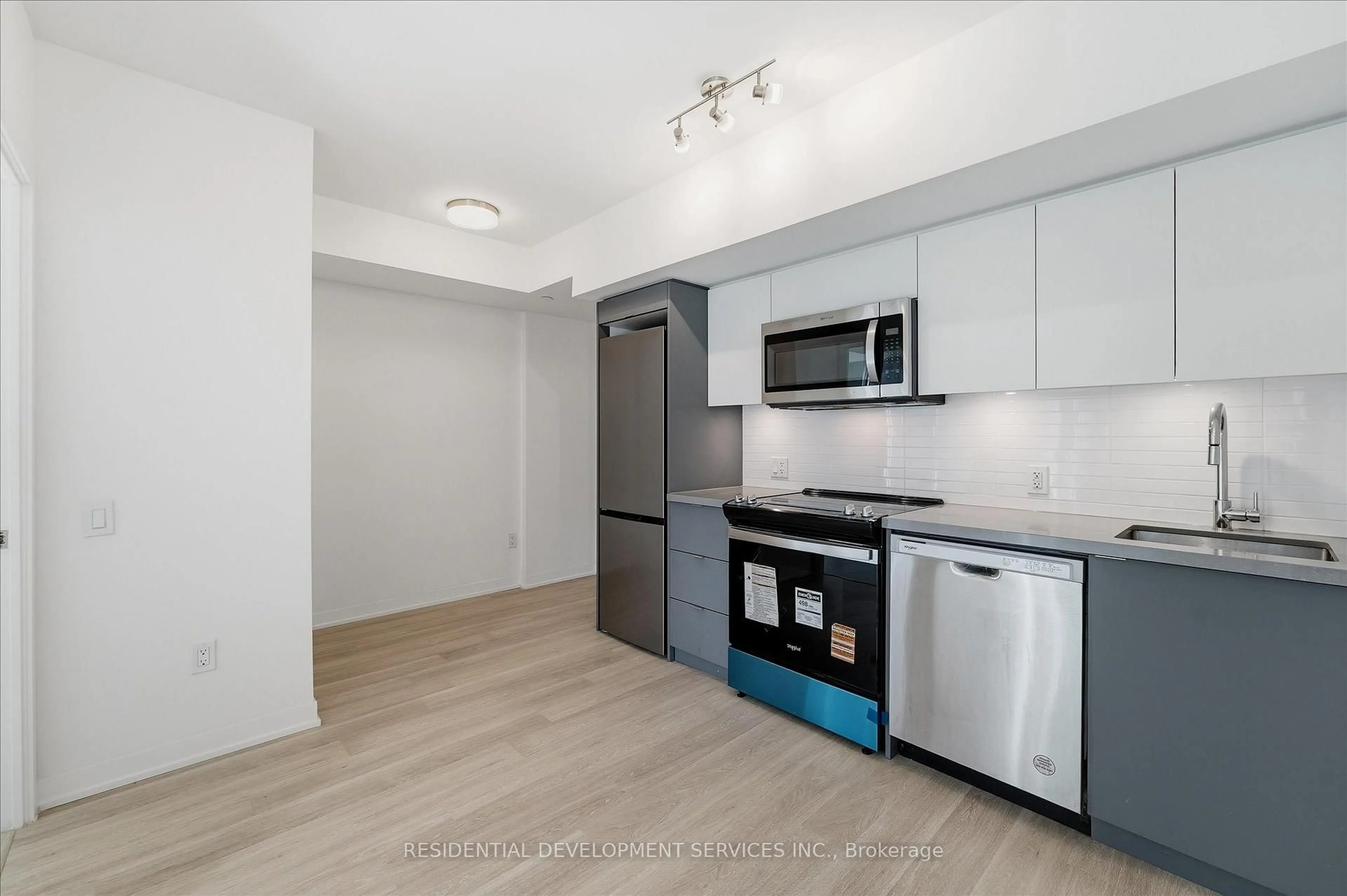 Standard kitchen, unknown for 500 Wilson Ave #404, Toronto Ontario M3H 5Y9