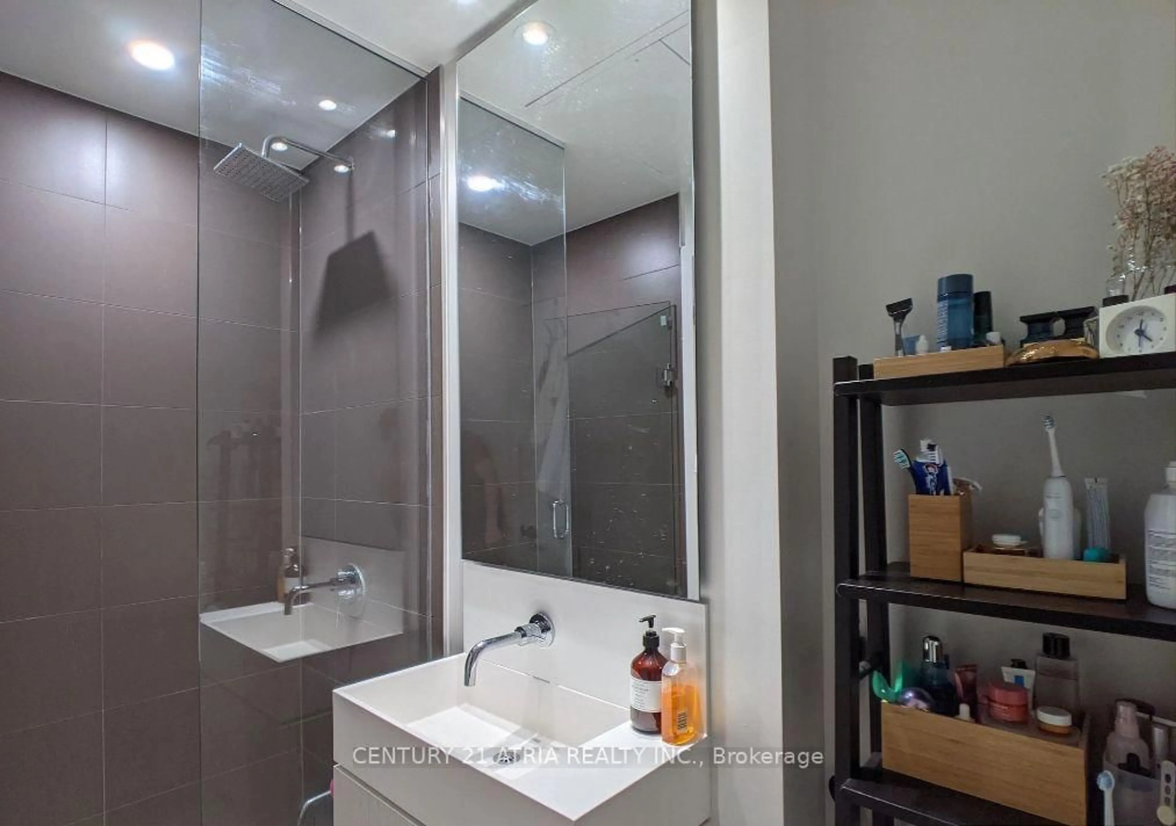 Standard bathroom, ceramic/tile floor for 8 Hillsdale Ave #1135, Toronto Ontario M4S 0B2
