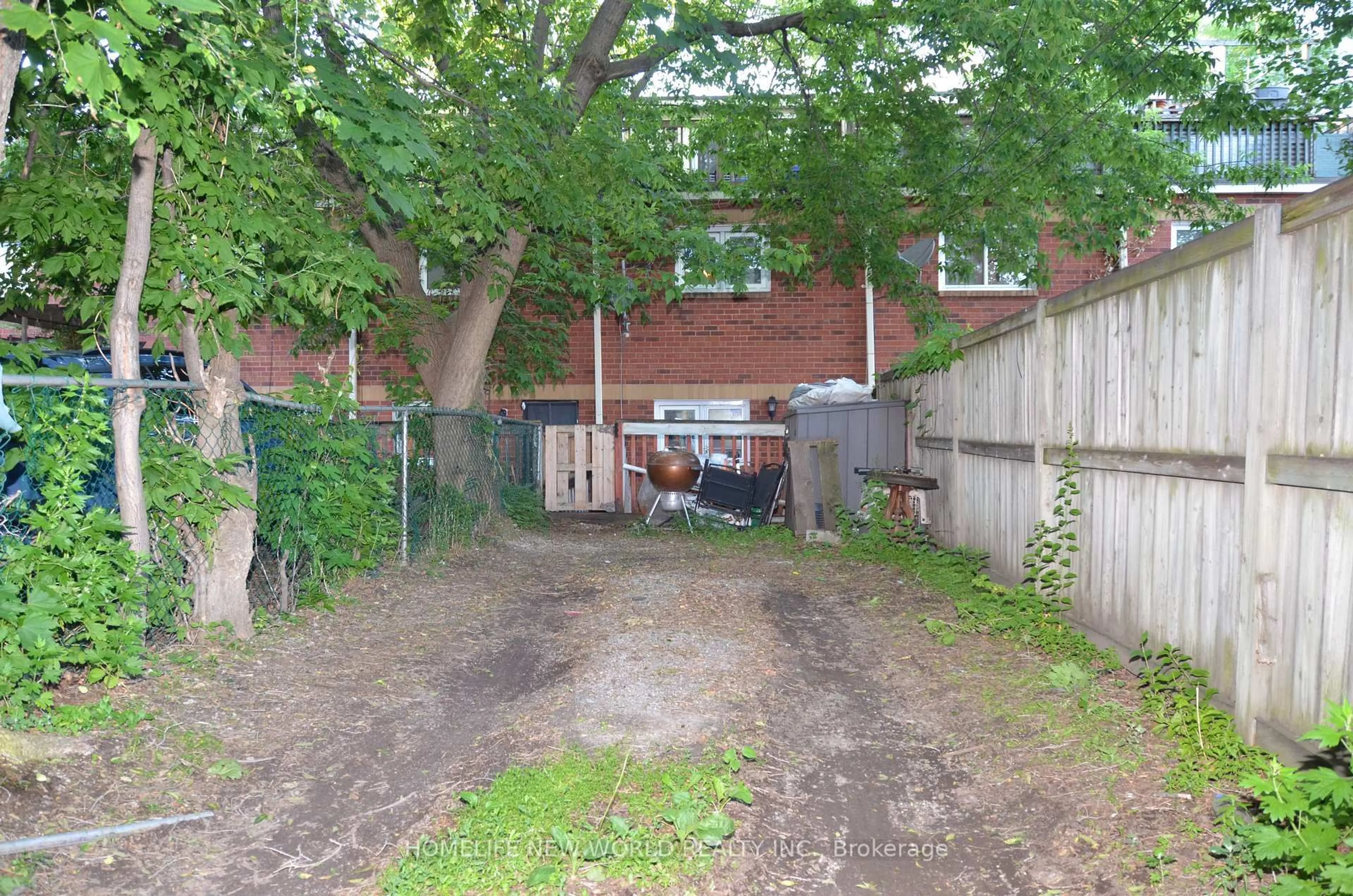 A pic from outside/outdoor area/front of a property/back of a property/a pic from drone, street for 125 Harrison St, Toronto Ontario M6J 2A2
