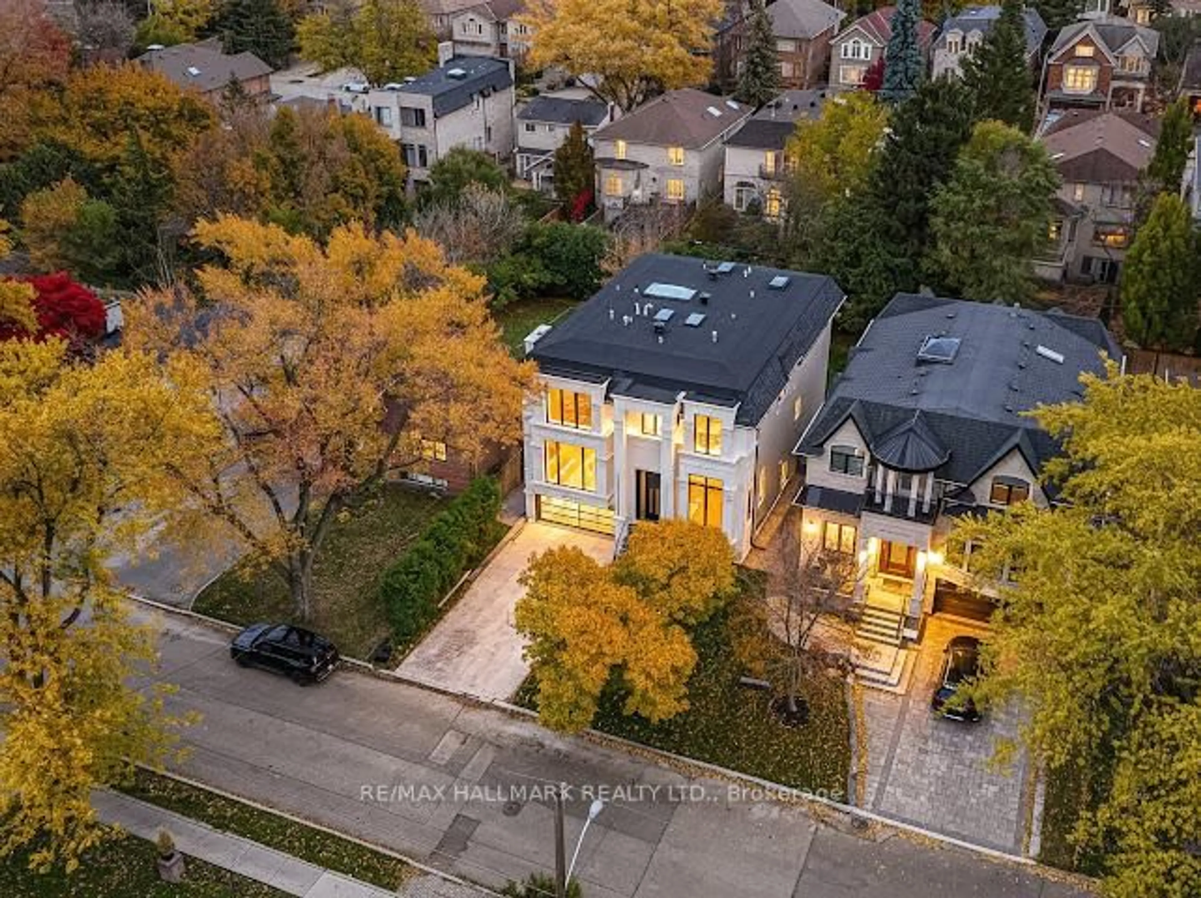 A pic from outside/outdoor area/front of a property/back of a property/a pic from drone, street for 287 Hillcrest Ave, Toronto Ontario M2N 3P5