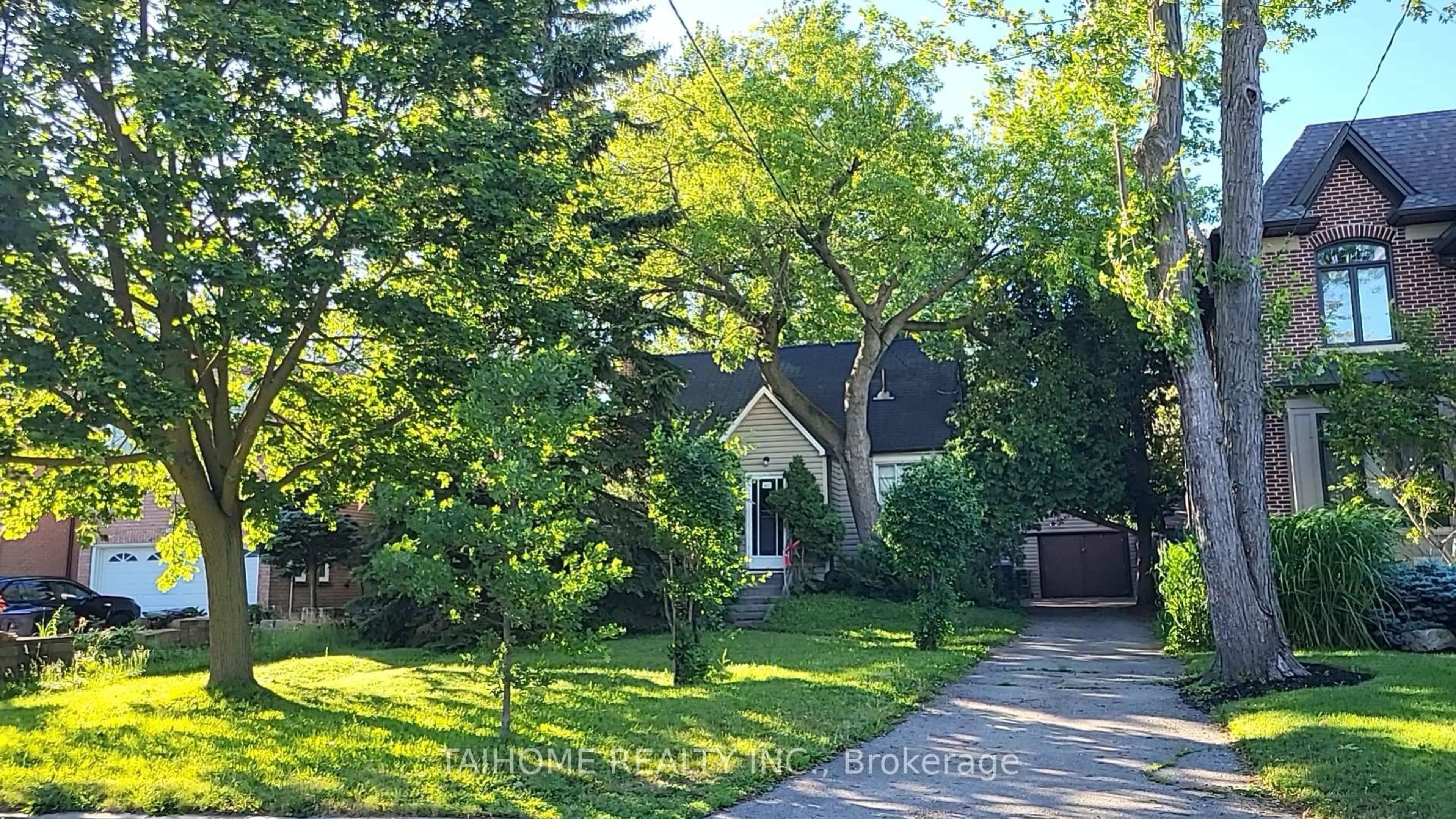 A pic from outside/outdoor area/front of a property/back of a property/a pic from drone, street for 462 Ellerslie Ave, Toronto Ontario M2R 1C4
