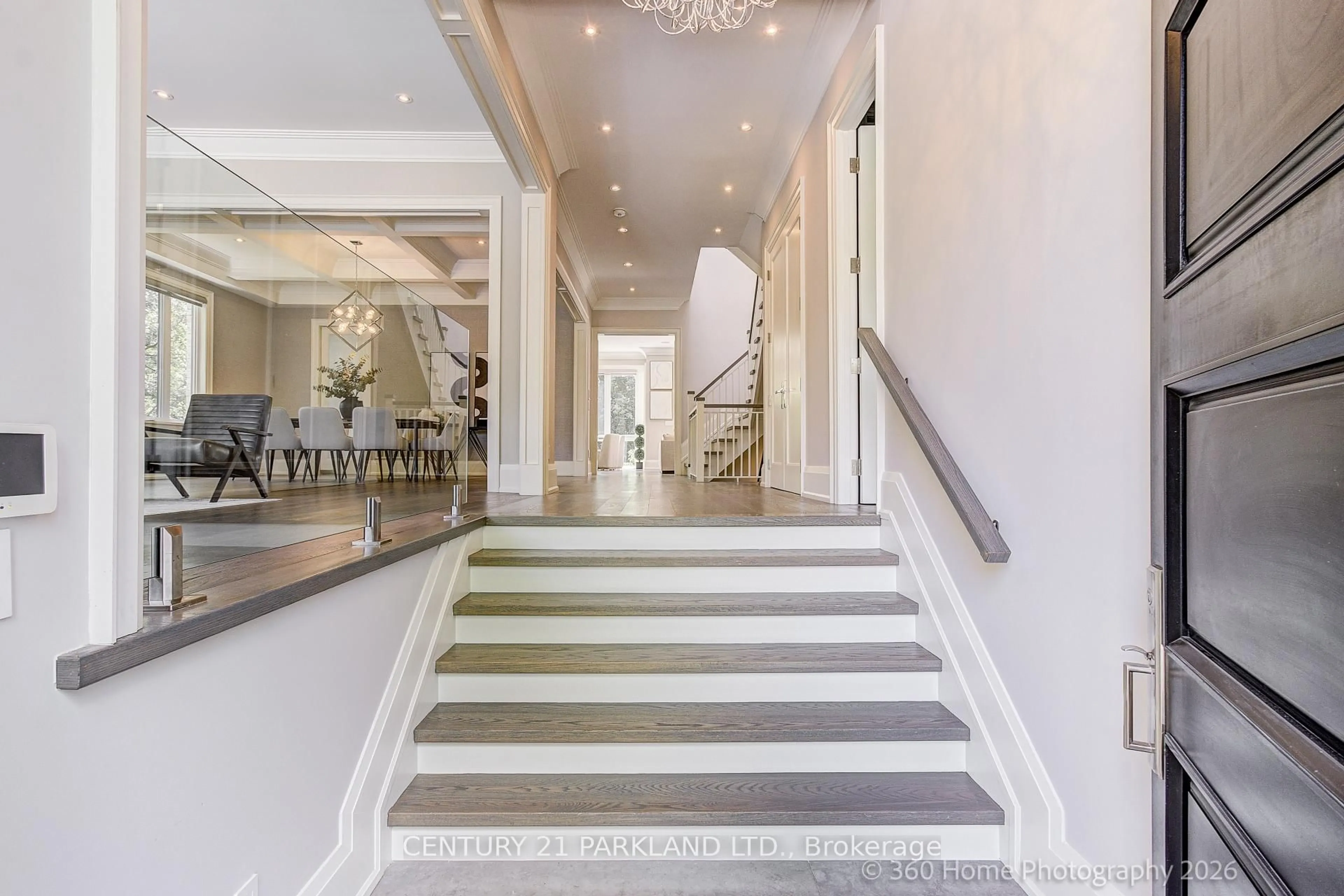 Indoor foyer for 141 Churchill Ave, Toronto Ontario M2N 1Z3