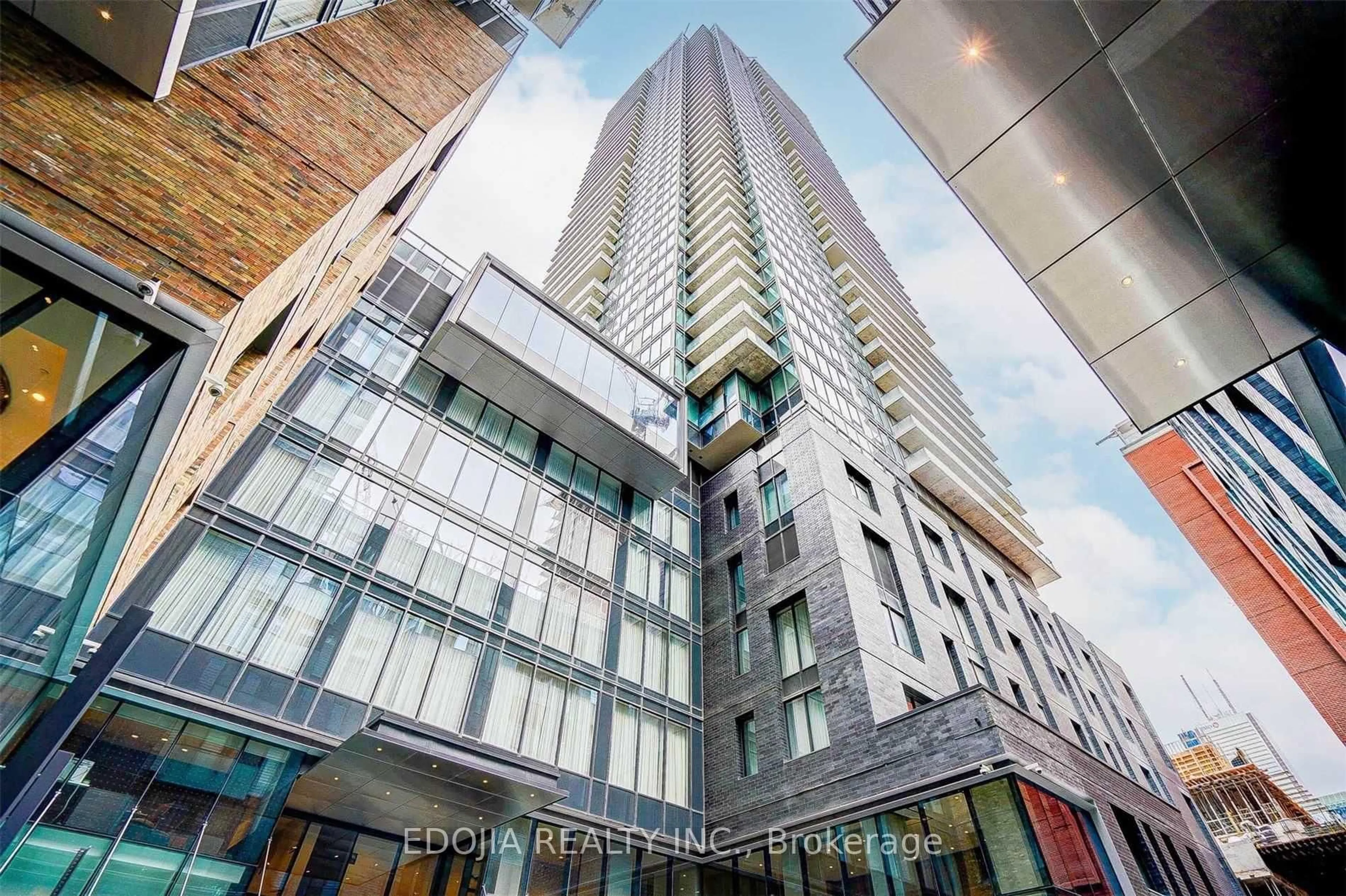 Indoor foyer for 125 Blue Jays Way #4102, Toronto Ontario M5V 0N5