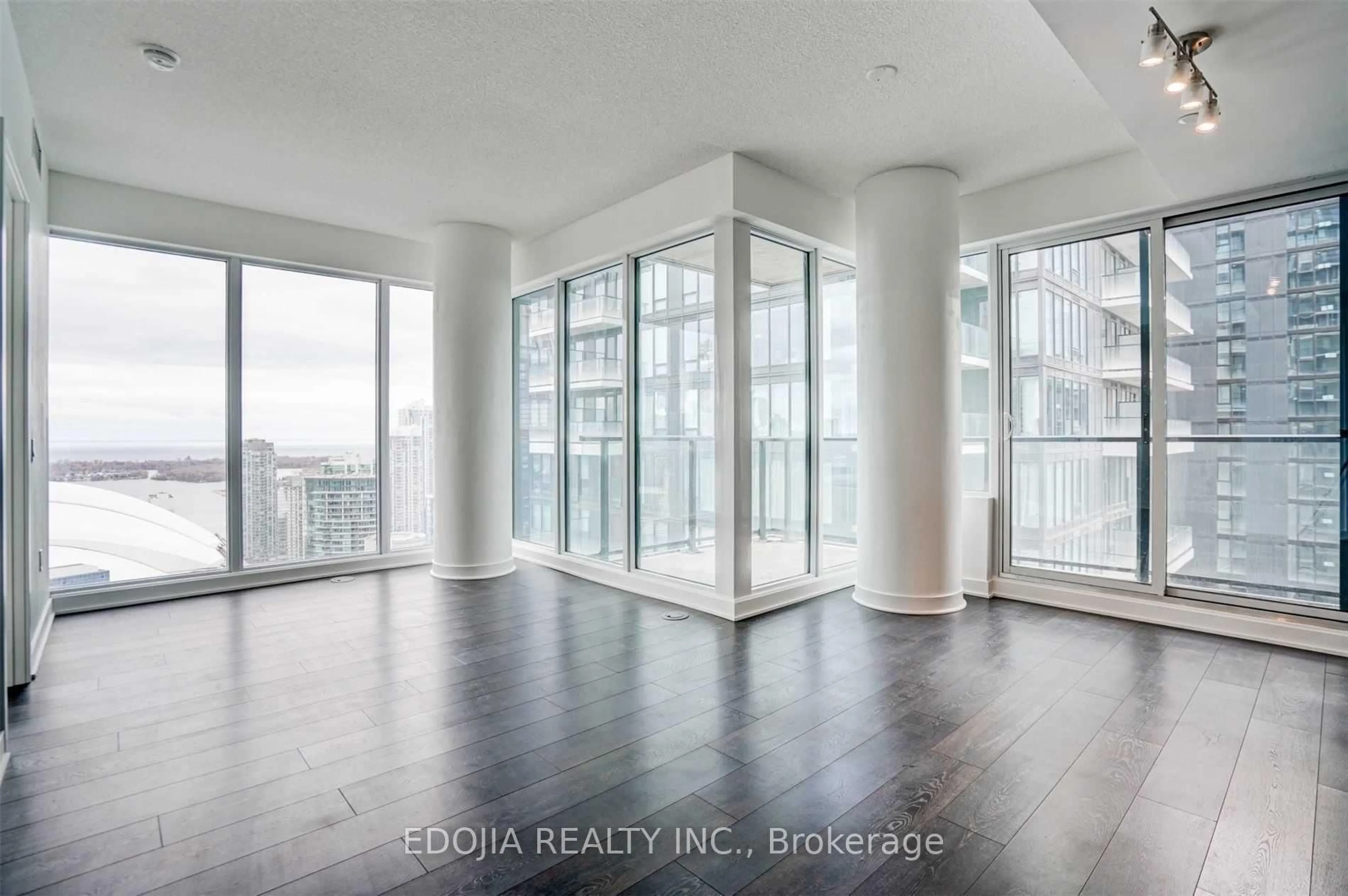 A pic of a room for 125 Blue Jays Way #4102, Toronto Ontario M5V 0N5