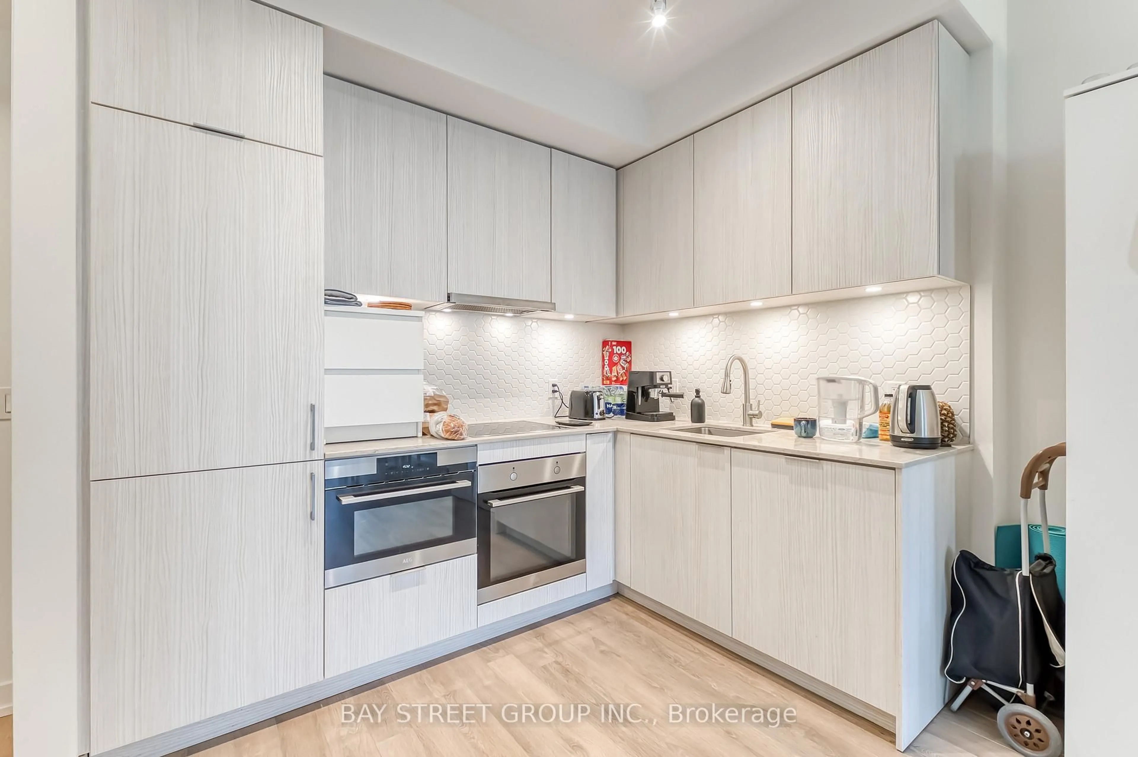 Standard kitchen, wood/laminate floor for 158 FRONT St #210, Toronto Ontario M5A 0K9