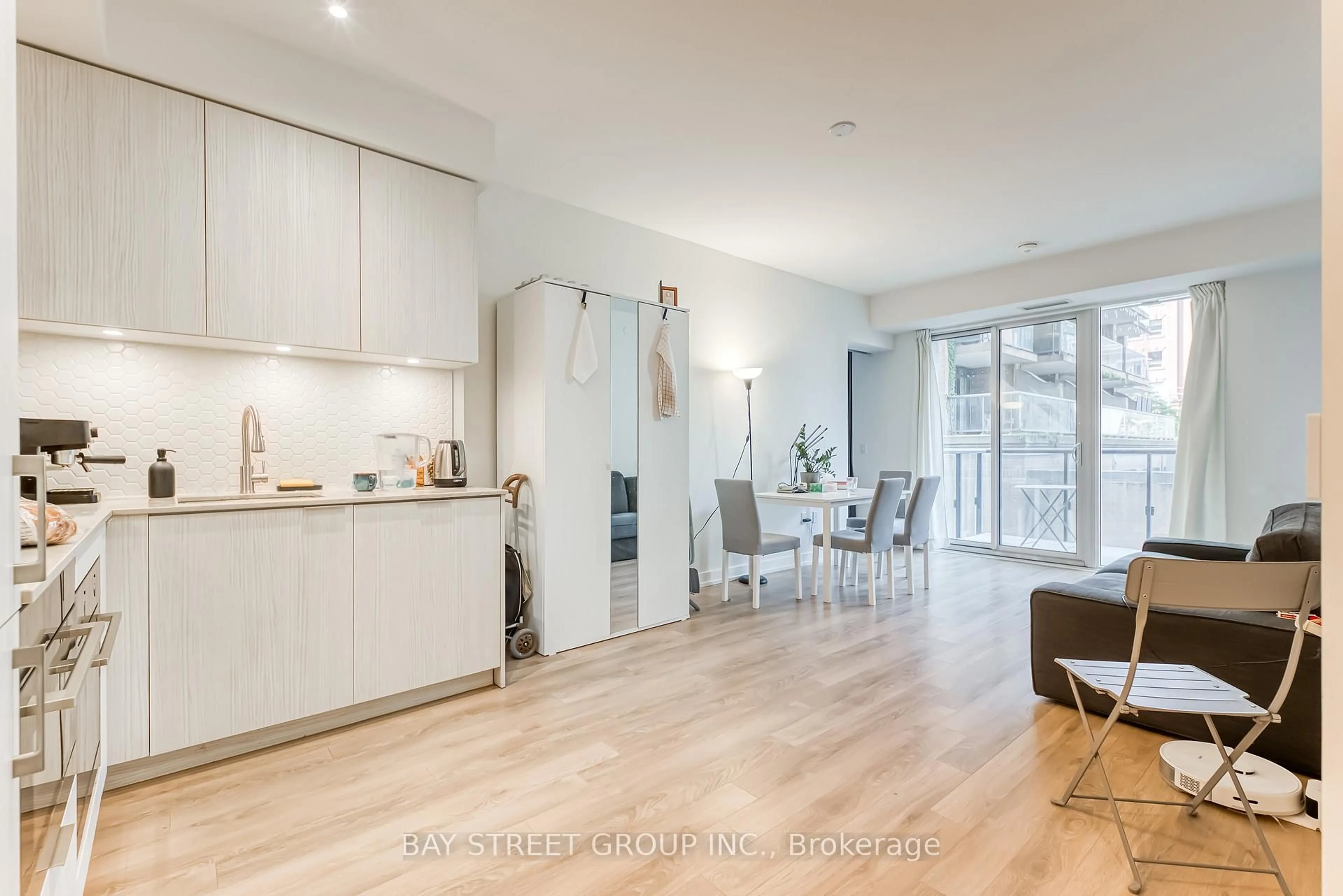 Open concept kitchen, wood/laminate floor for 158 FRONT St #210, Toronto Ontario M5A 0K9