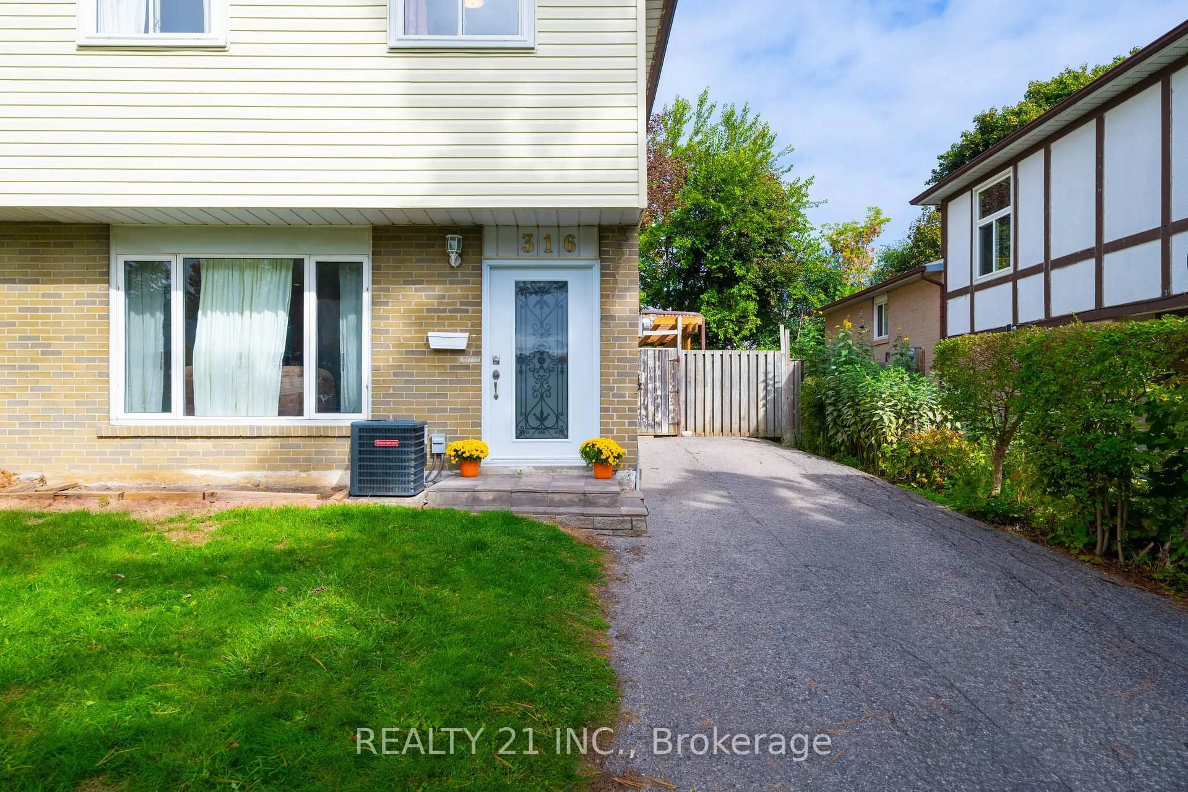 A pic from outside/outdoor area/front of a property/back of a property/a pic from drone, street for 316 Hollyberry Tr, Toronto Ontario M2H 2P4