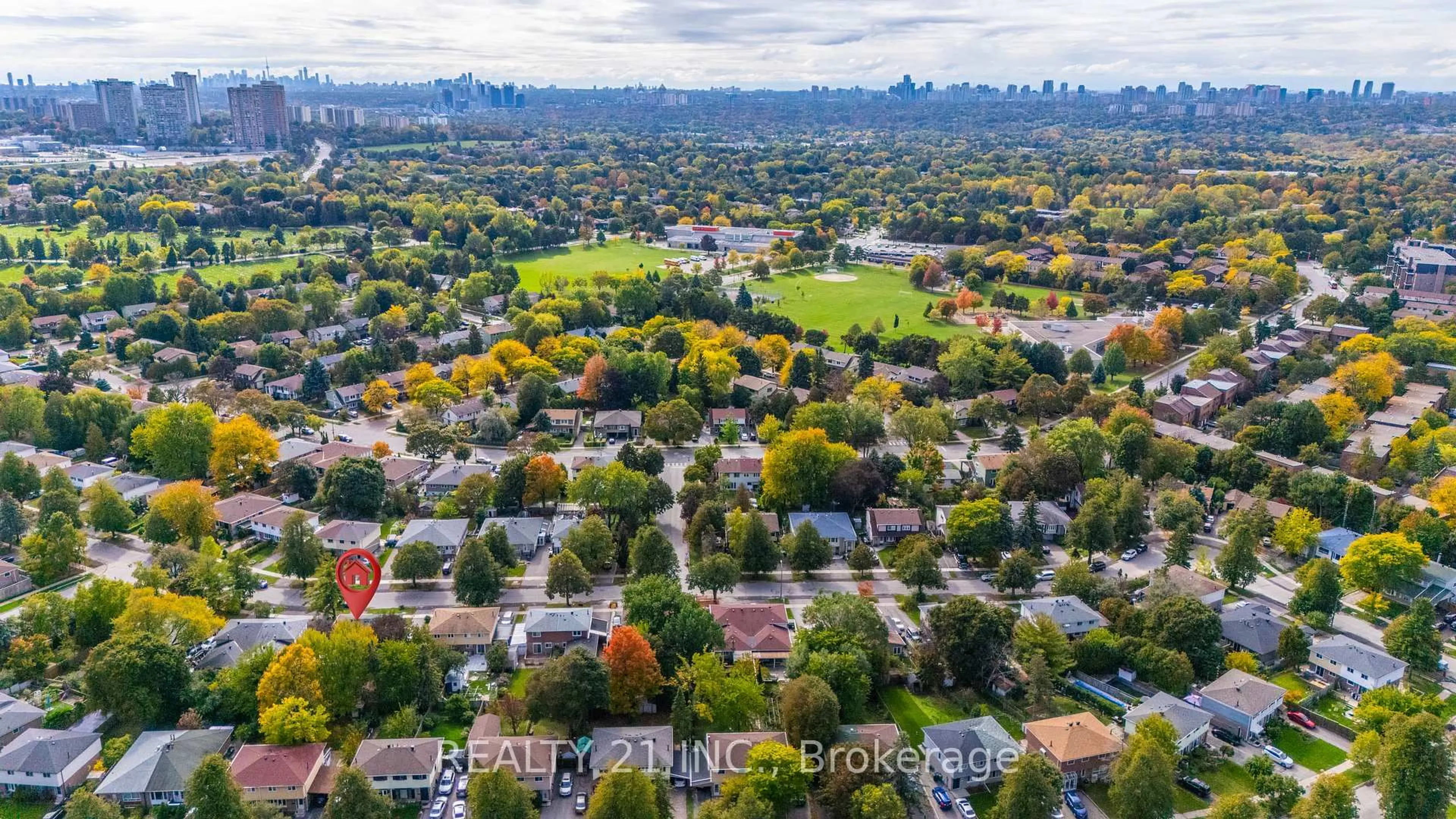 A pic from outside/outdoor area/front of a property/back of a property/a pic from drone, city buildings view from balcony for 316 Hollyberry Tr, Toronto Ontario M2H 2P4