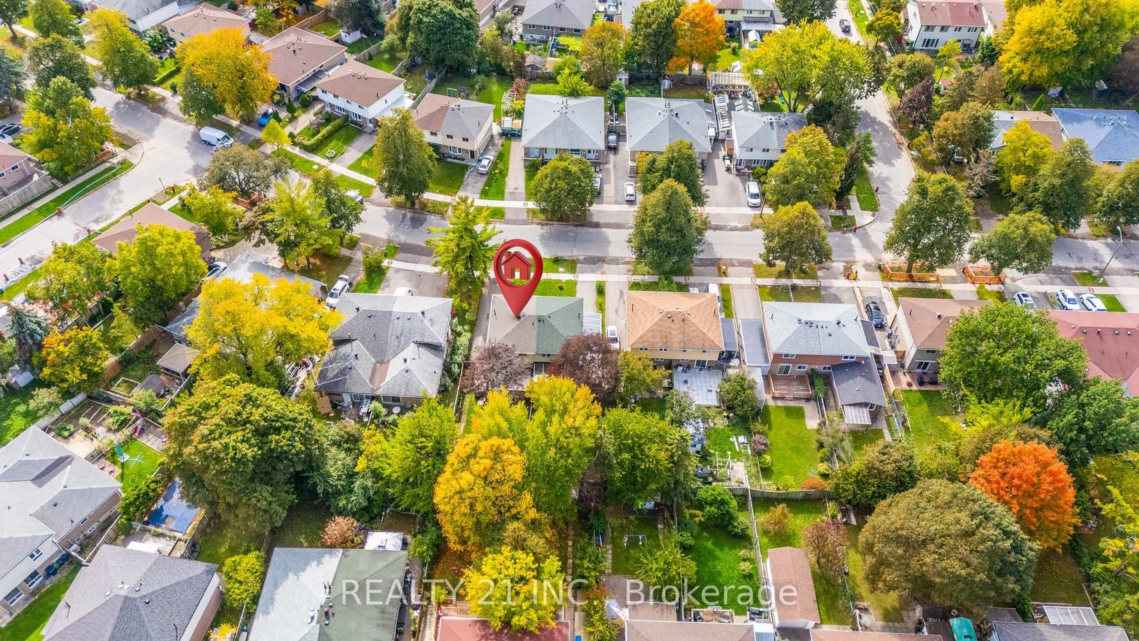 A pic from outside/outdoor area/front of a property/back of a property/a pic from drone, street for 316 Hollyberry Tr, Toronto Ontario M2H 2P4