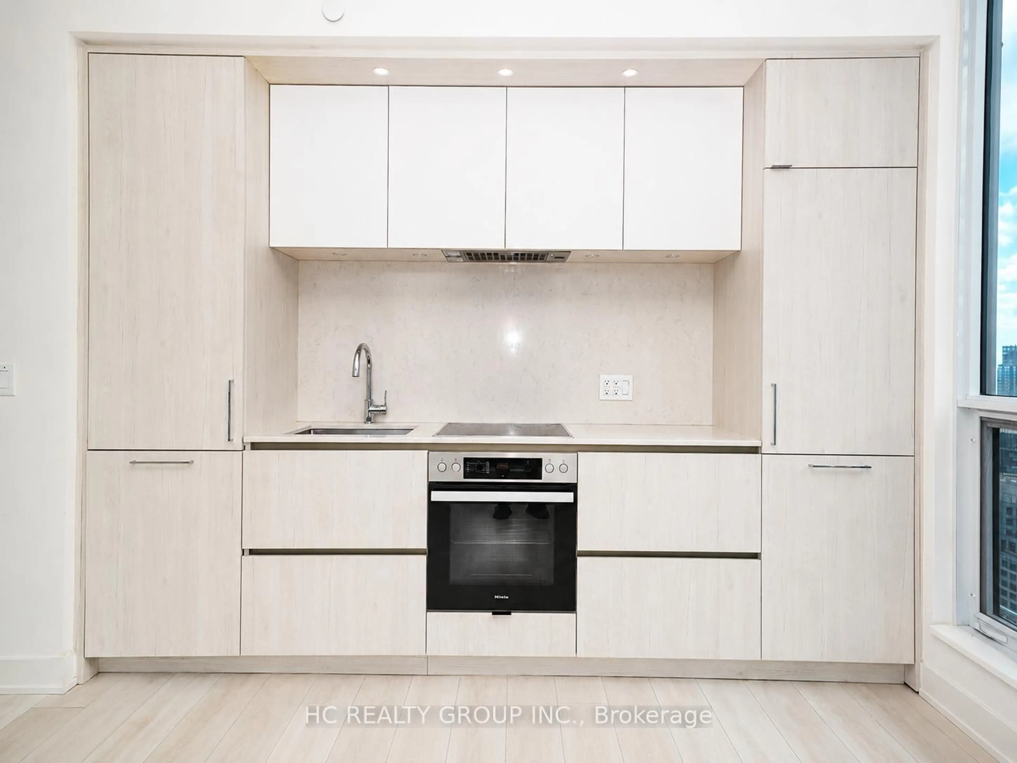 Standard kitchen, wood/laminate floor for 15 Mercer St #3204, Toronto Ontario M5V 1H2
